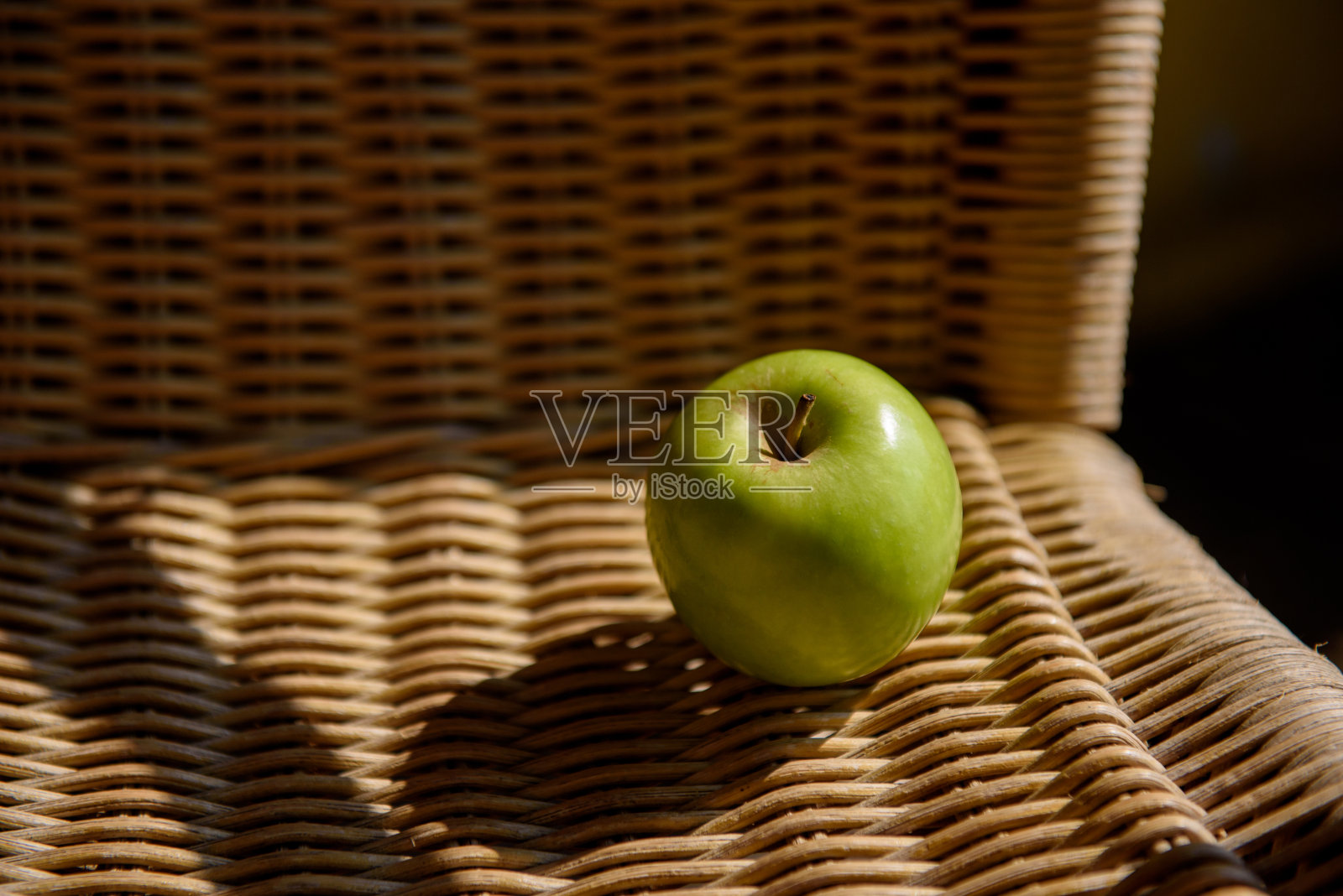 新鲜的绿苹果在藤条桌上照片摄影图片