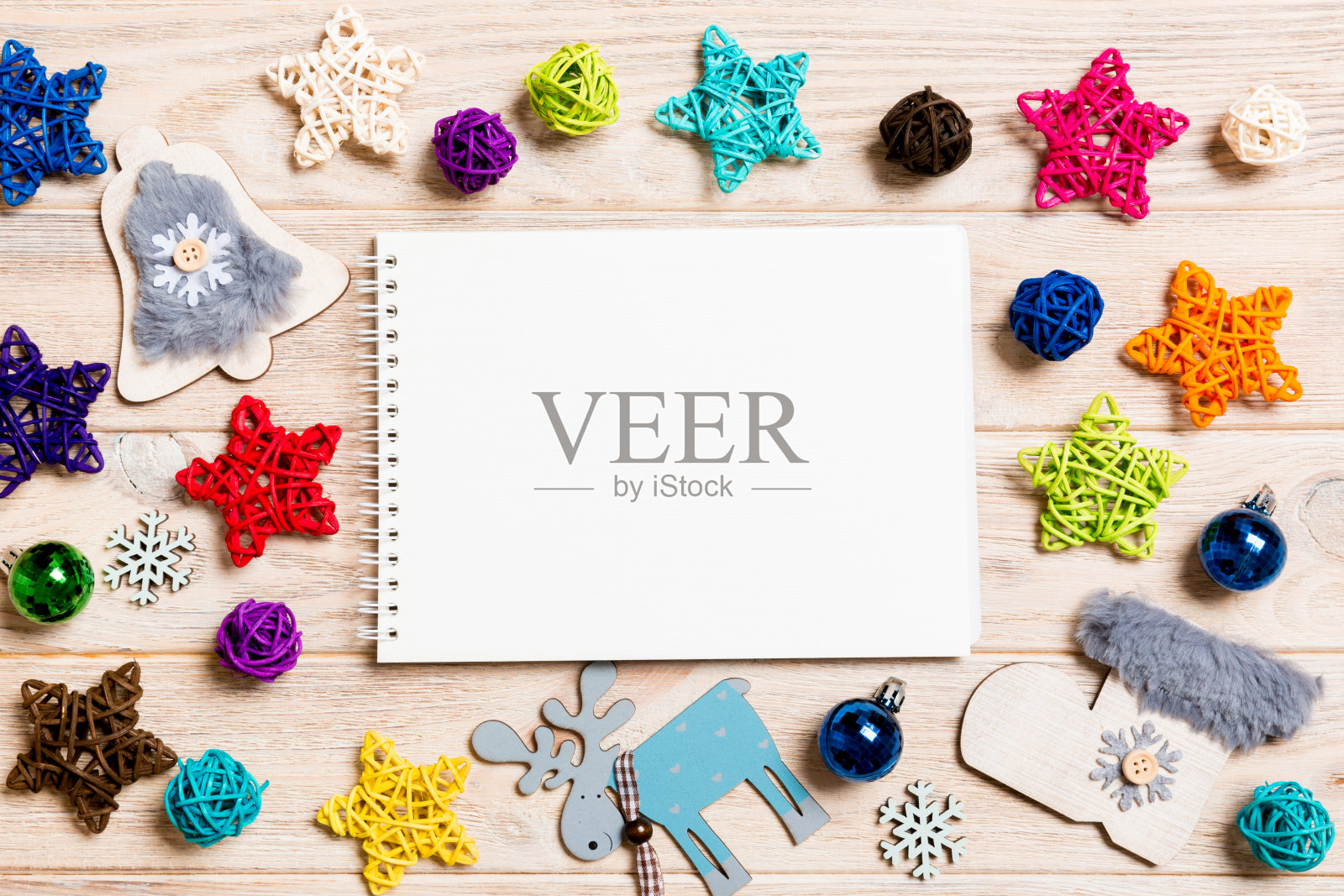 俯视图的笔记本木制背景制成的圣诞装饰。新年的概念照片摄影图片