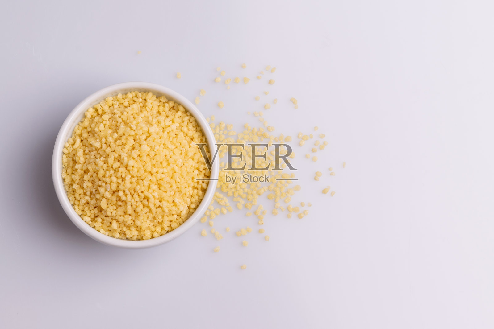 干蒸粗麦粉孤立在白色背景，柔和的光线，拷贝空间。照片摄影图片