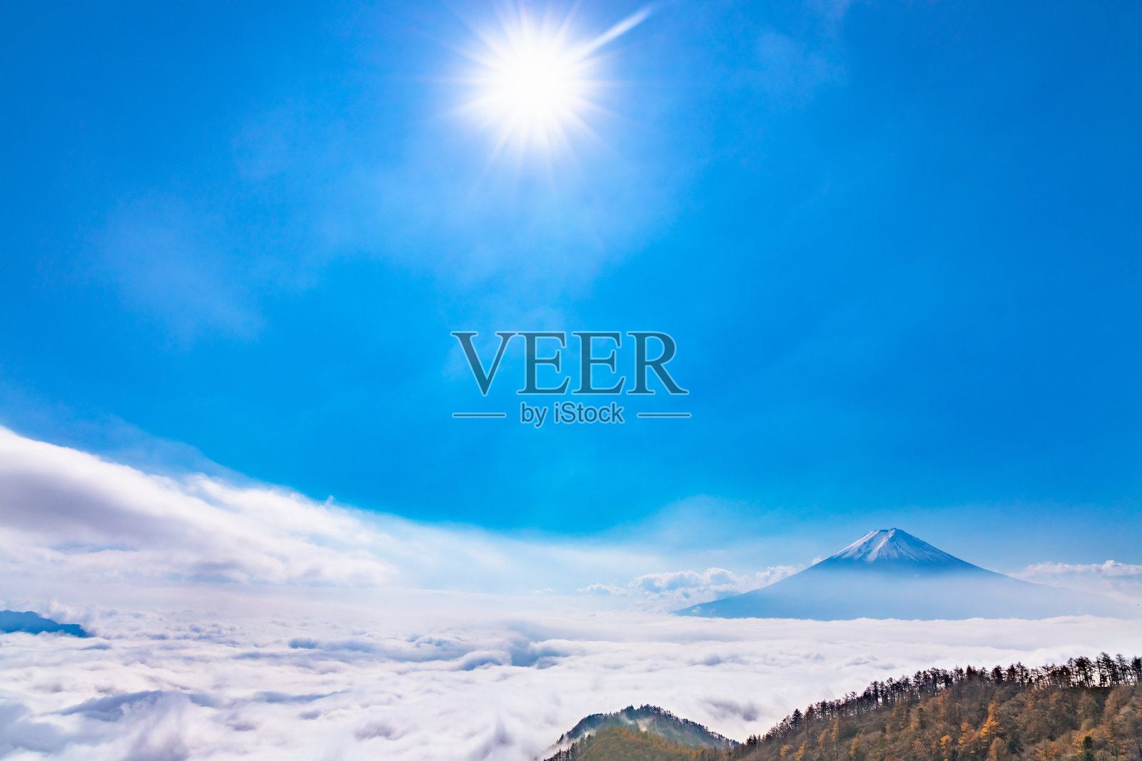 蓝天白云之上的富士山照片摄影图片