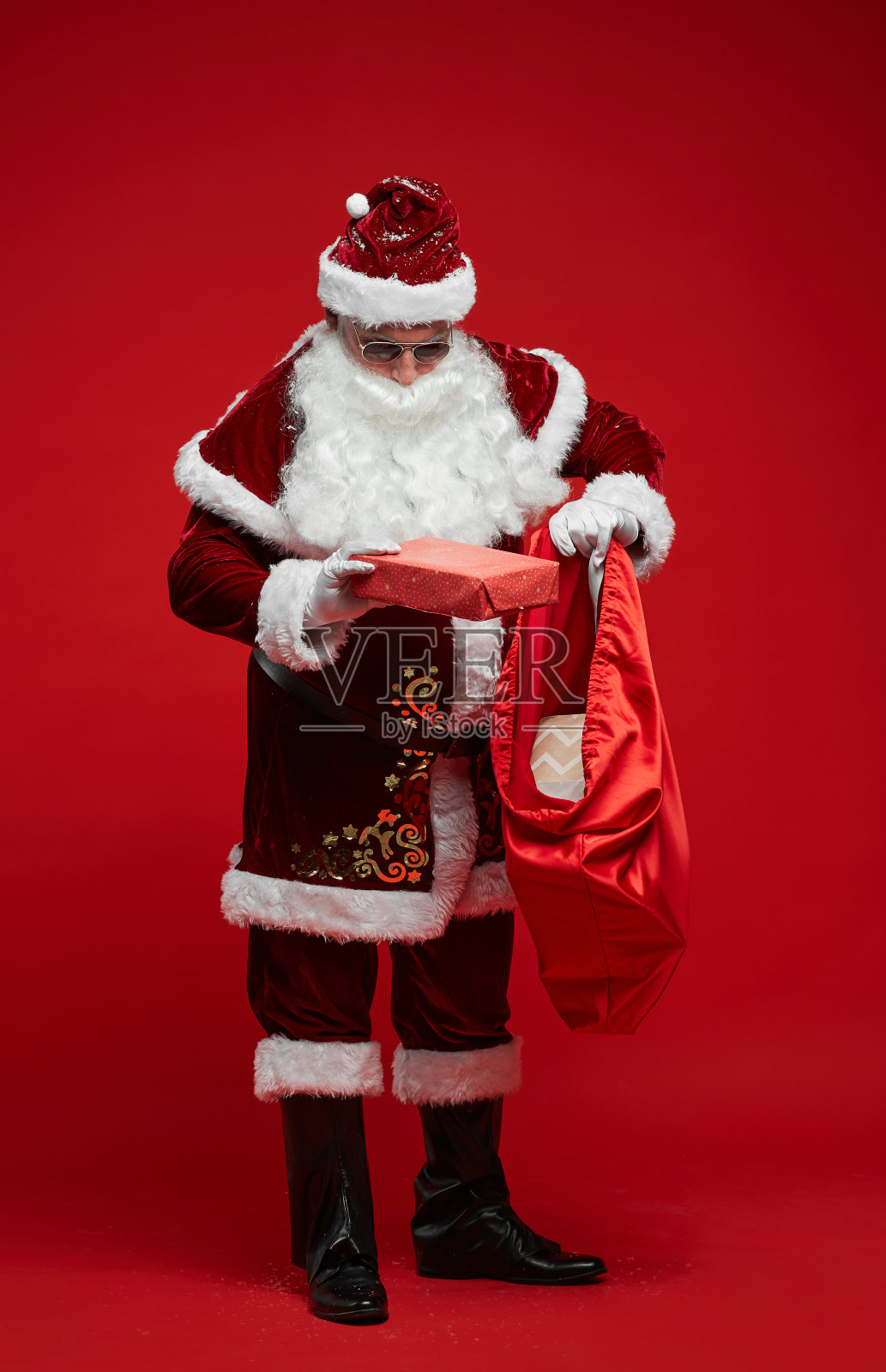 圣诞老人正在为假期准备礼物照片摄影图片