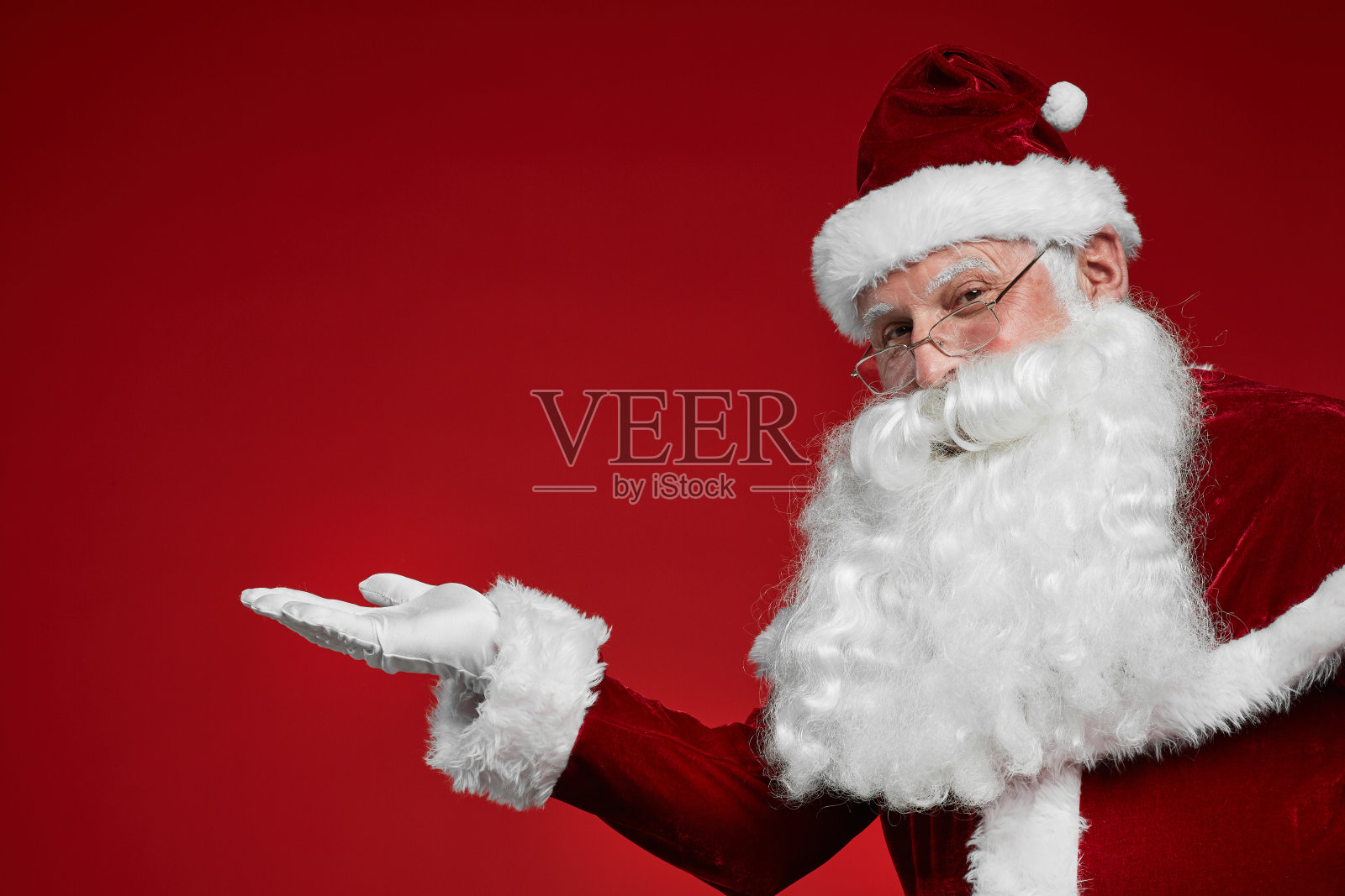 圣诞老人做欢迎手势照片摄影图片