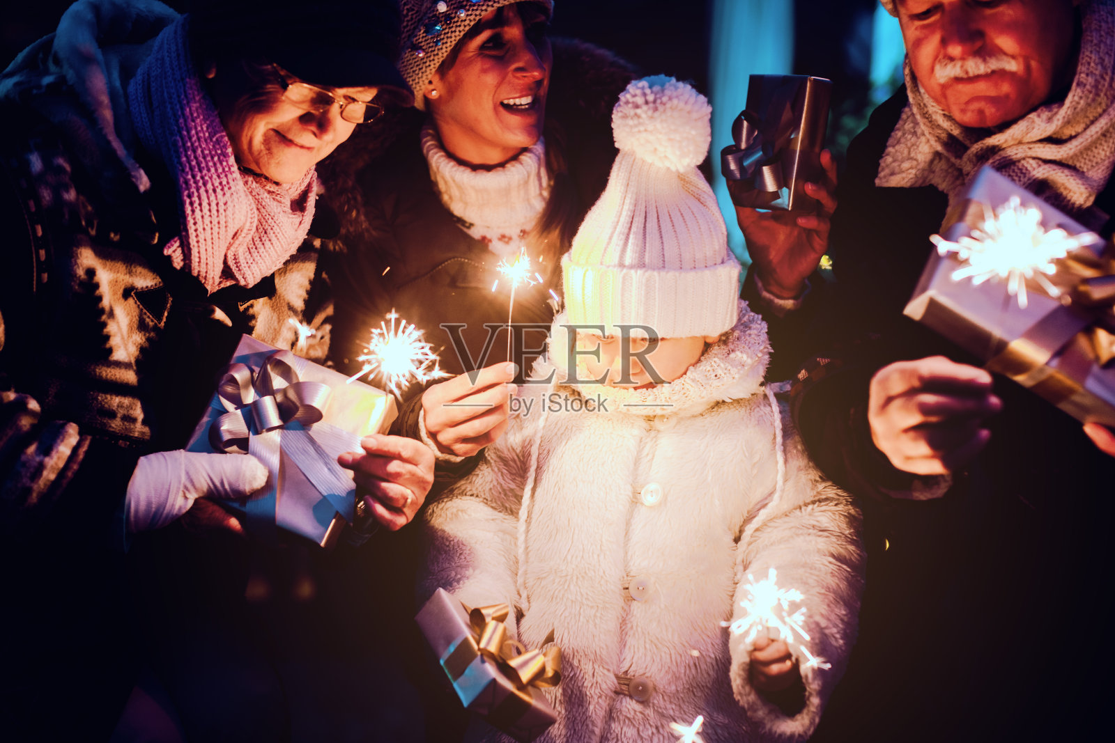 一家人去圣诞市场照片摄影图片