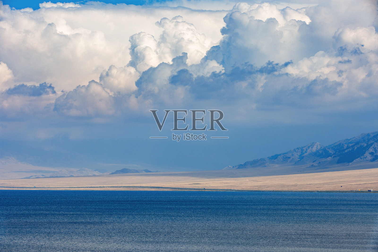 大天空下的塞拉姆湖照片摄影图片