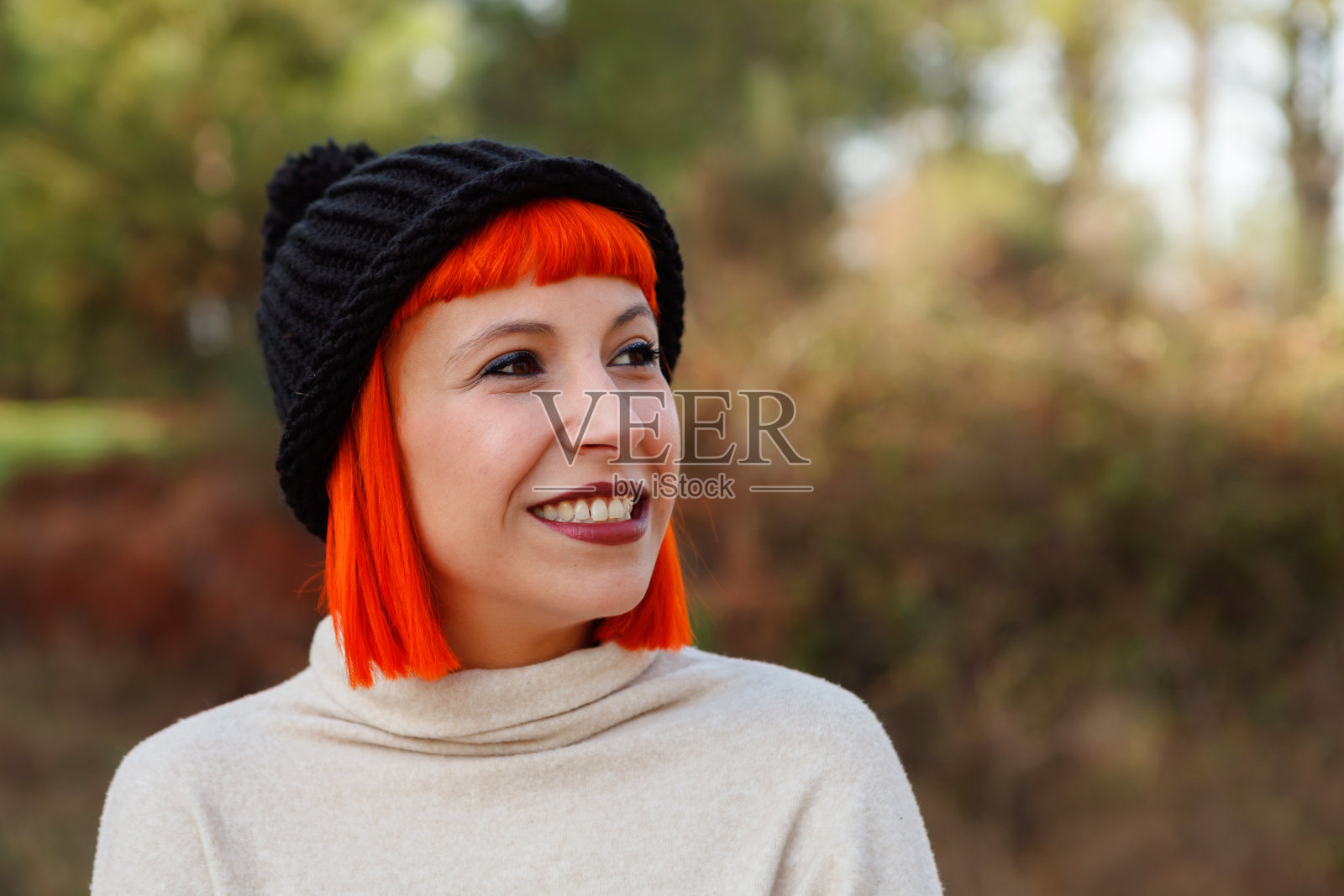 森林里迷人的黑发女孩照片摄影图片