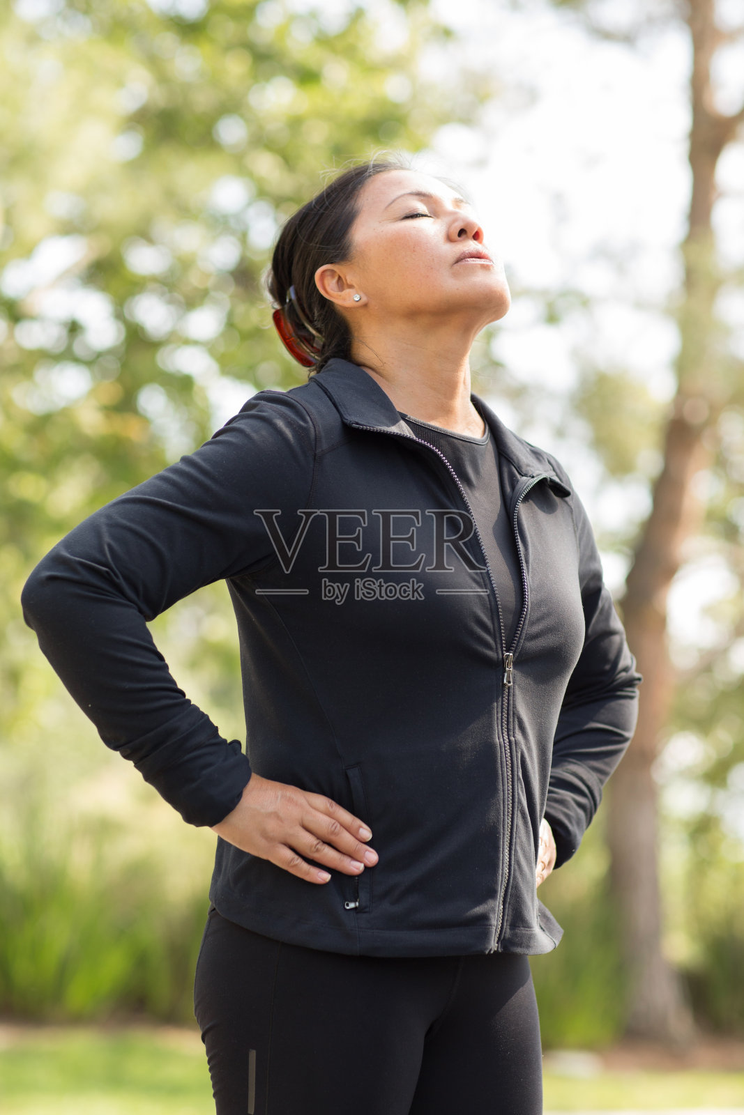 一个健康的亚洲女性锻炼的肖像。照片摄影图片