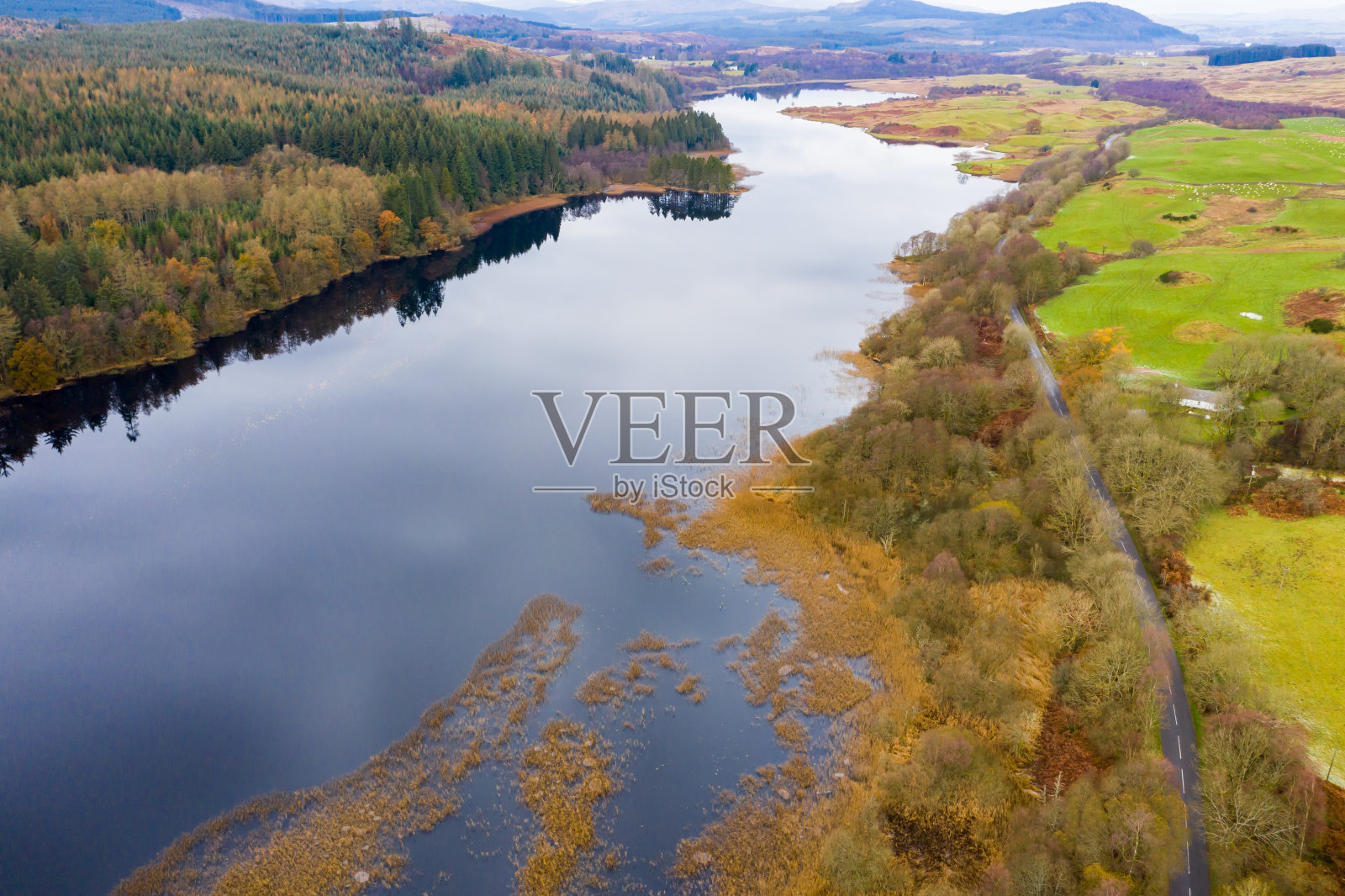 鸟瞰图的一部分苏格兰湖在一个秋天的早晨照片摄影图片