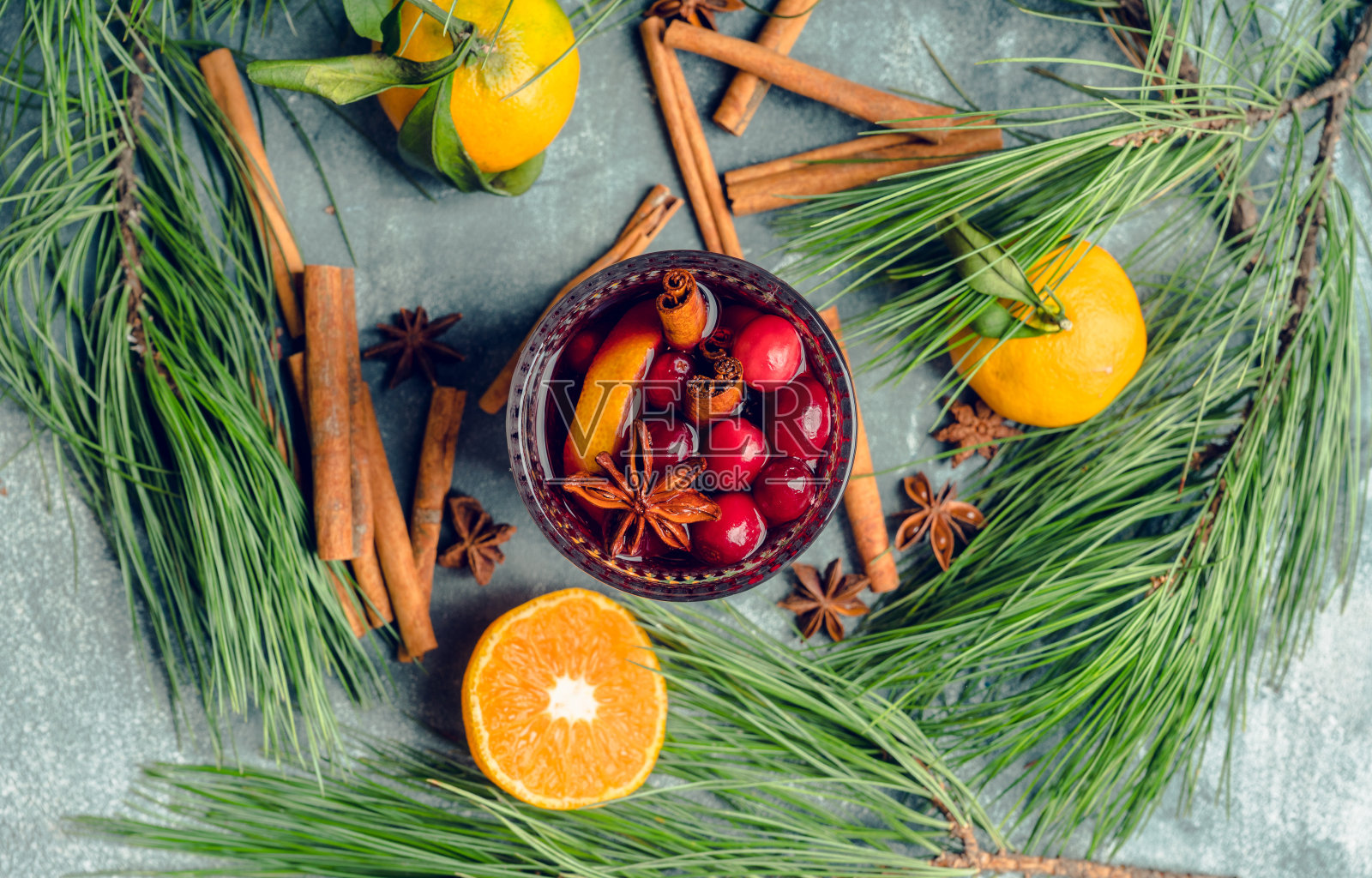 以乡村为背景的热红酒照片摄影图片