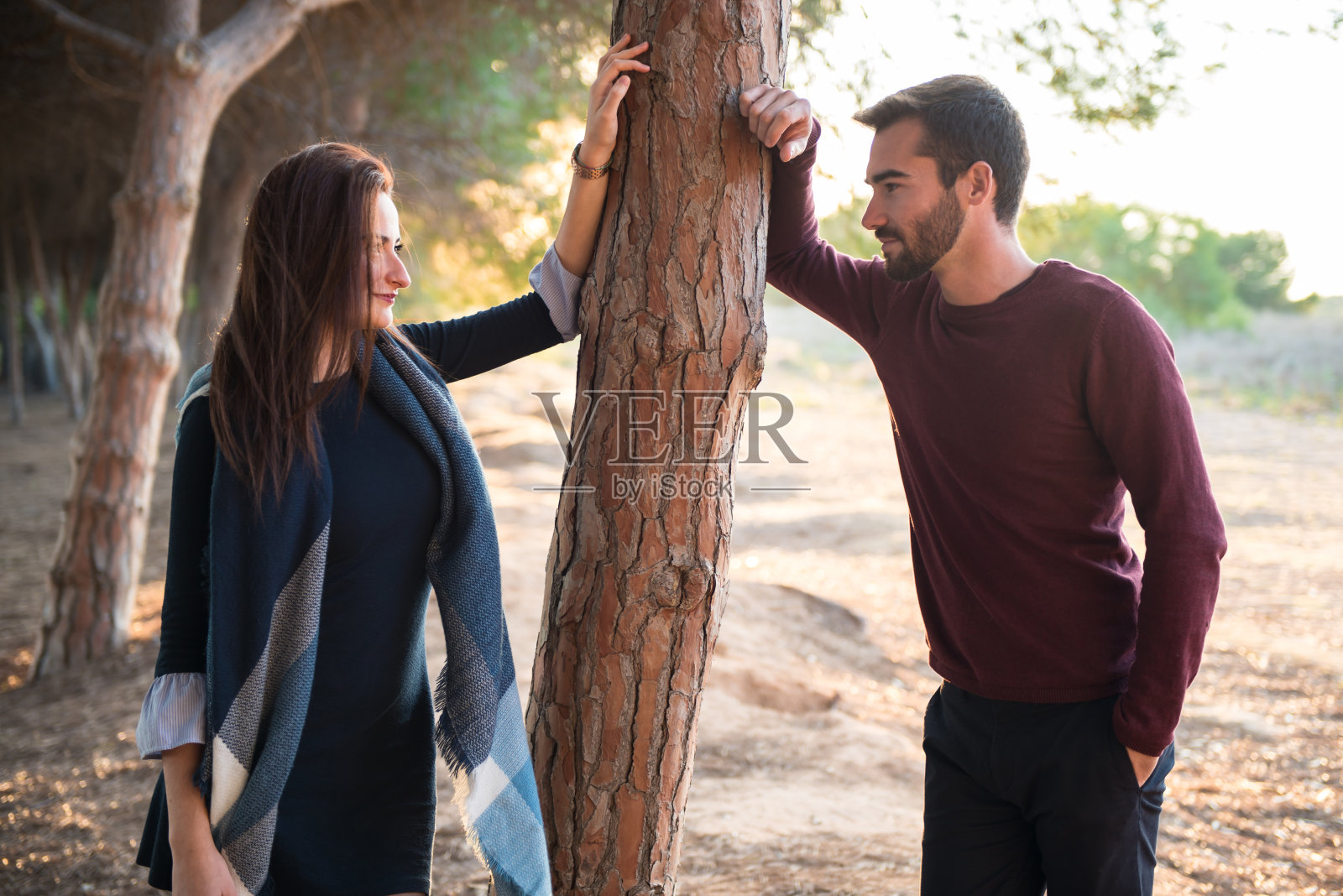 年轻情侣相爱，男人和女孩在户外照片摄影图片
