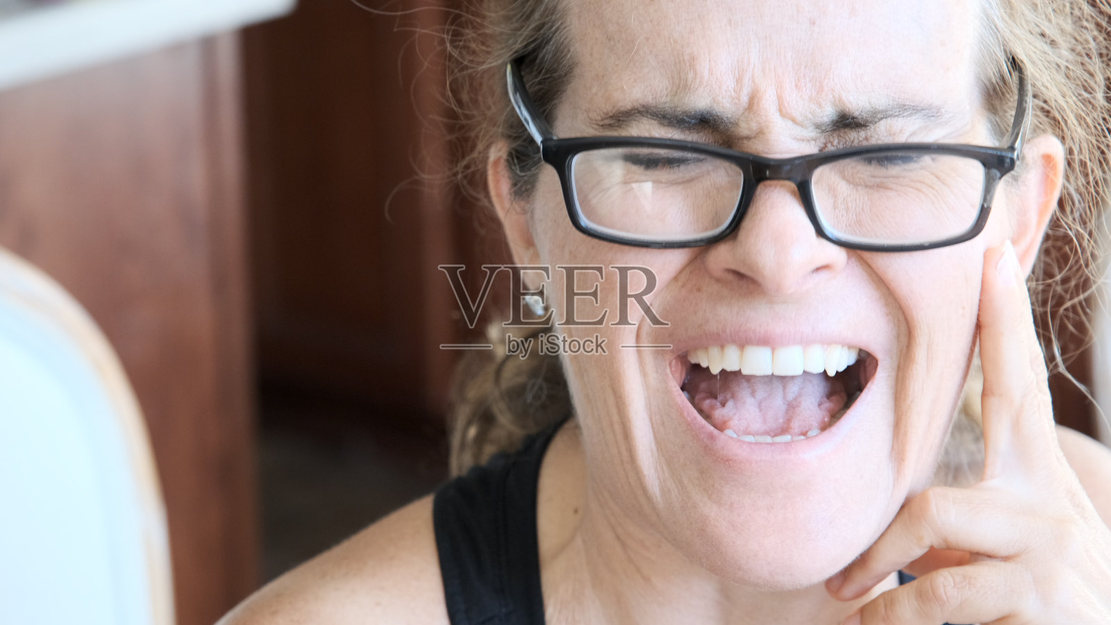 一个成熟女人笑的大头照照片摄影图片