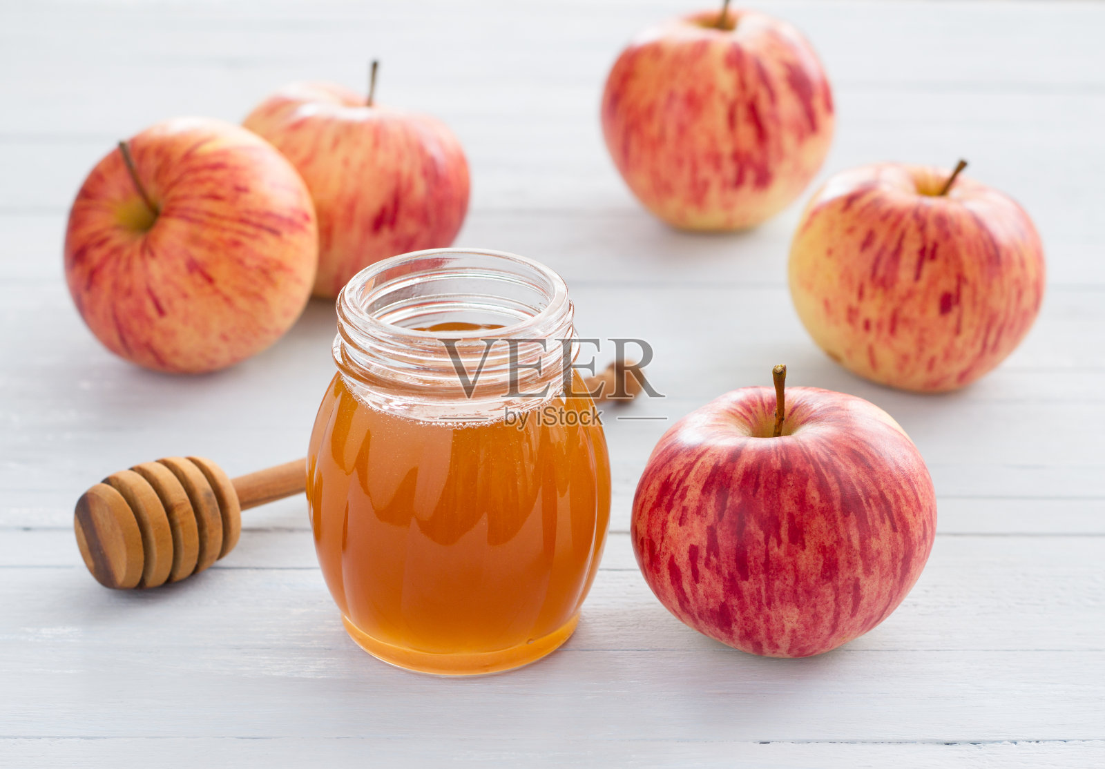木头背景上的苹果和蜂蜜照片摄影图片