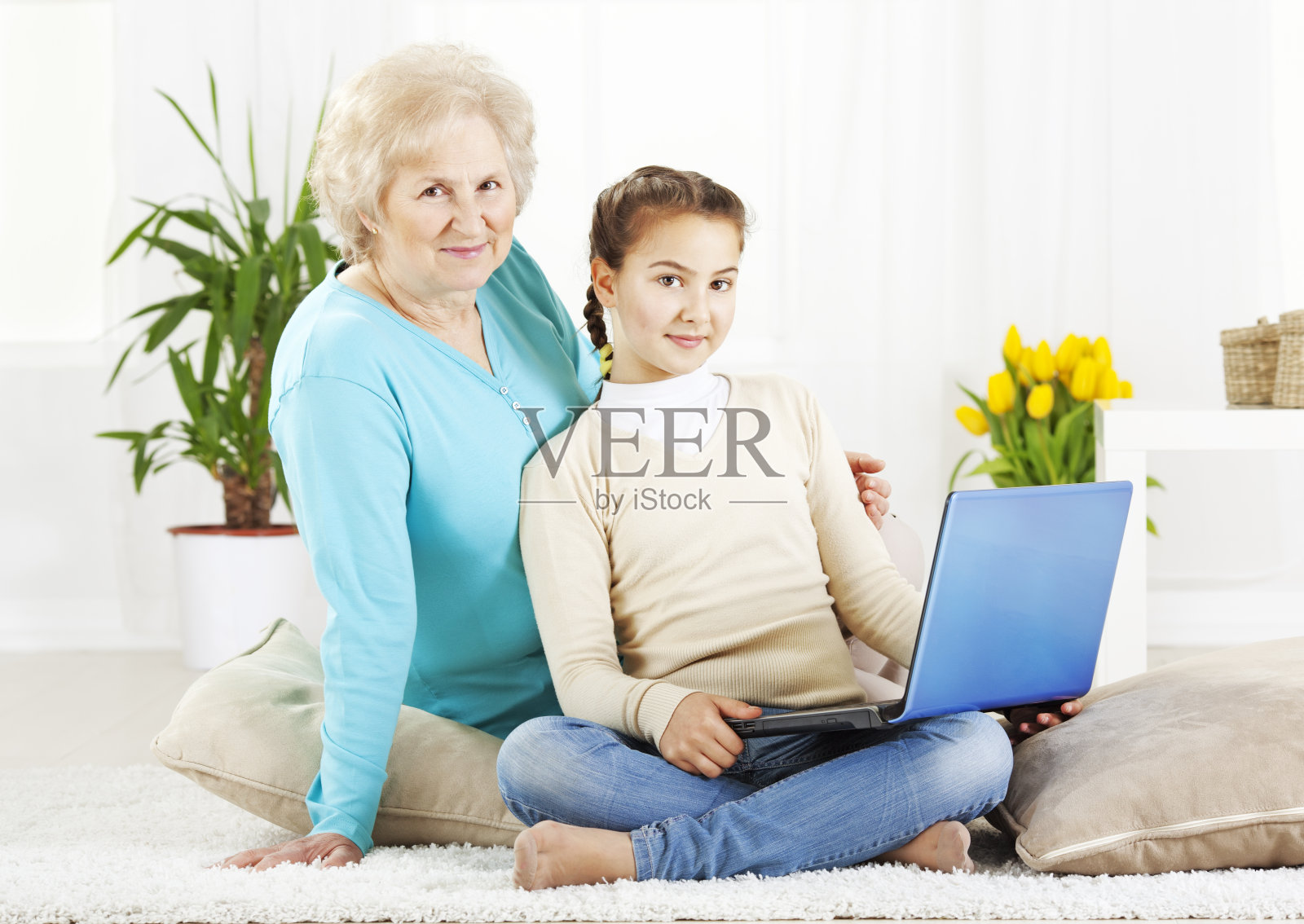 女孩教她的祖母如何使用电脑照片摄影图片