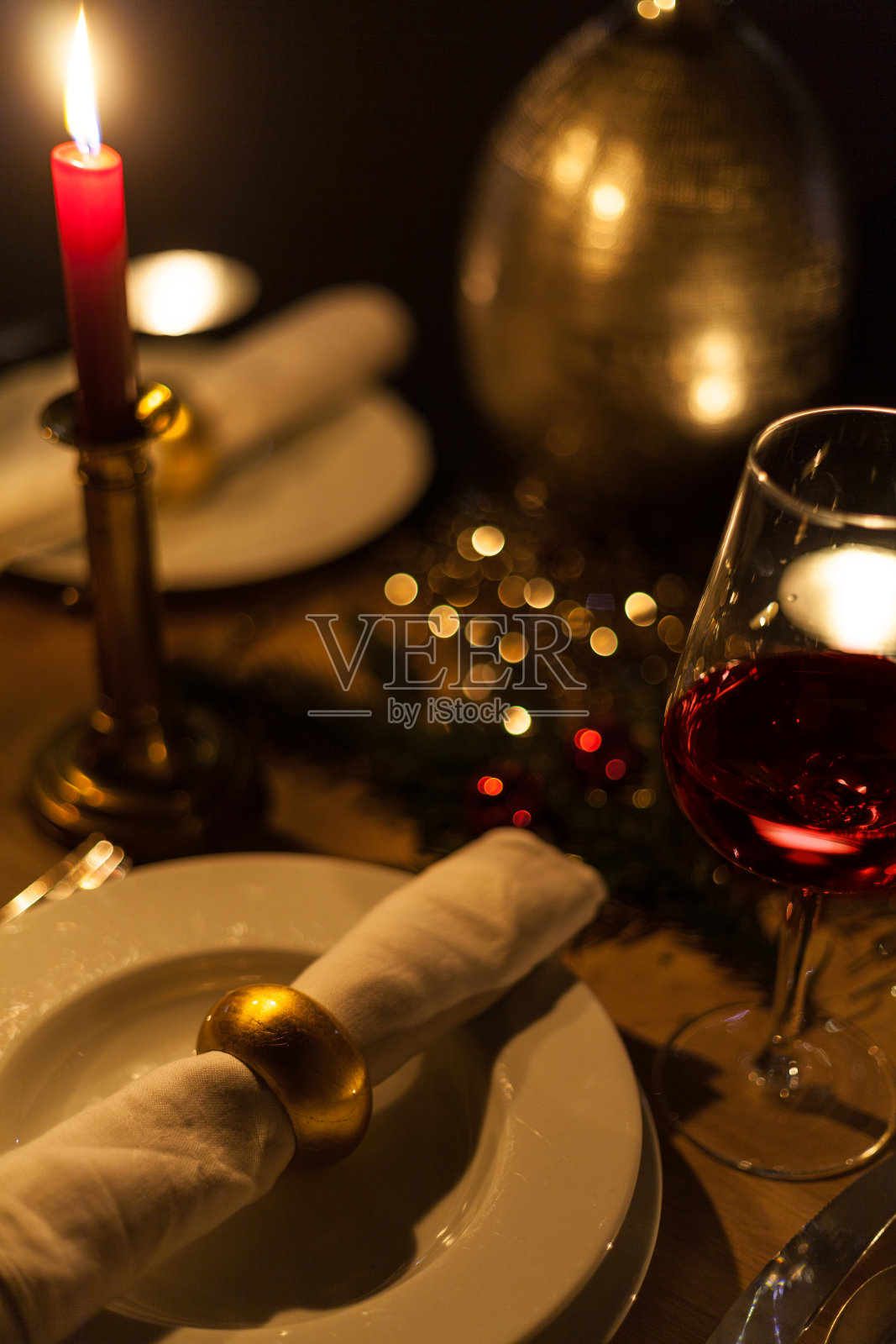 圣诞晚餐，浪漫的烛光和圣诞装饰照片摄影图片