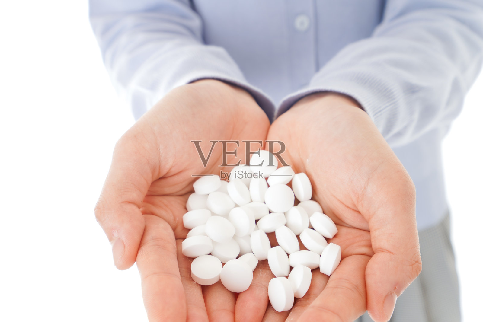 年轻女性拿着药片照片摄影图片