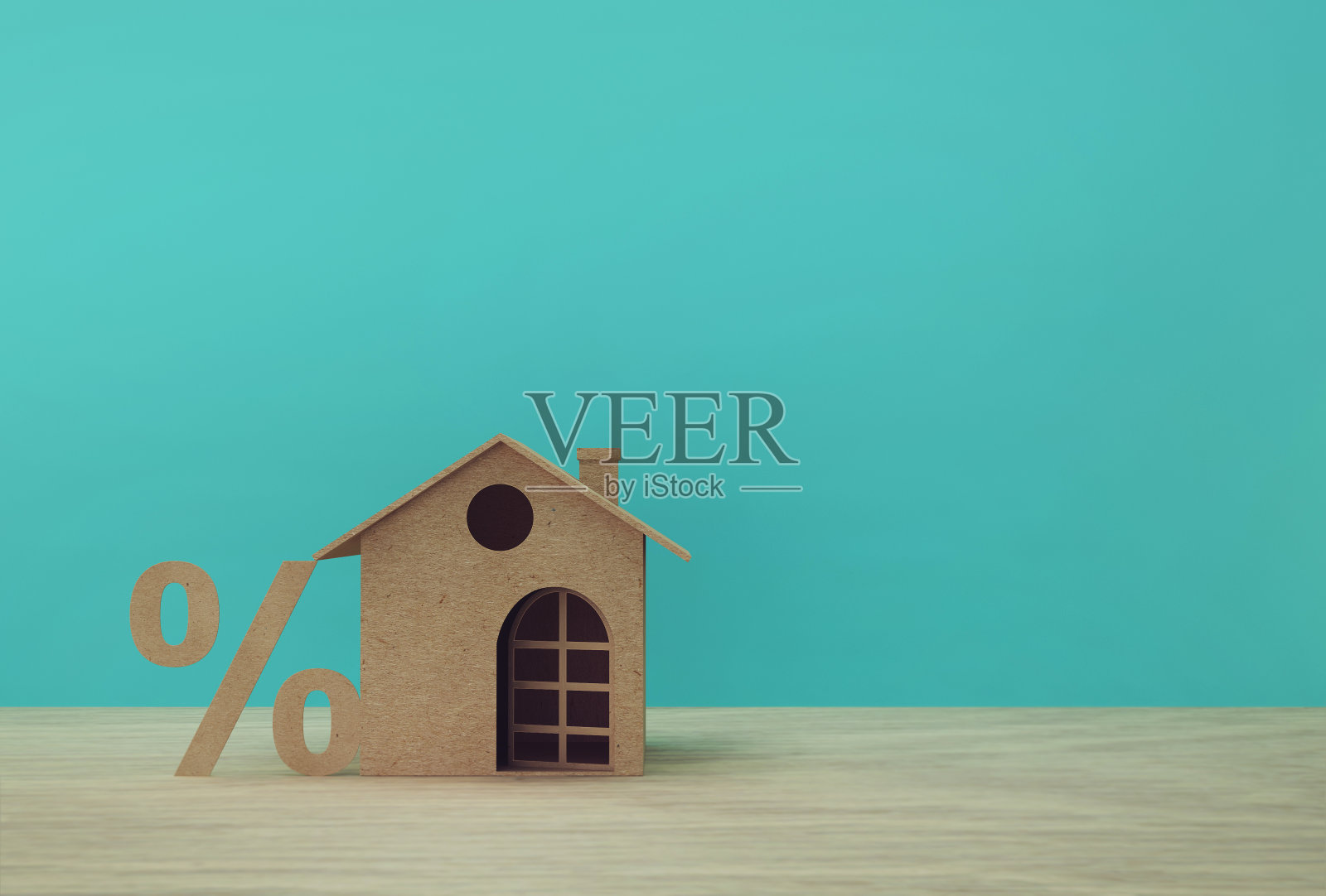 木桌上的房子模型纸和百分比符号符号图标的创意。房地产投资房地产和房屋抵押的金融概念。照片摄影图片