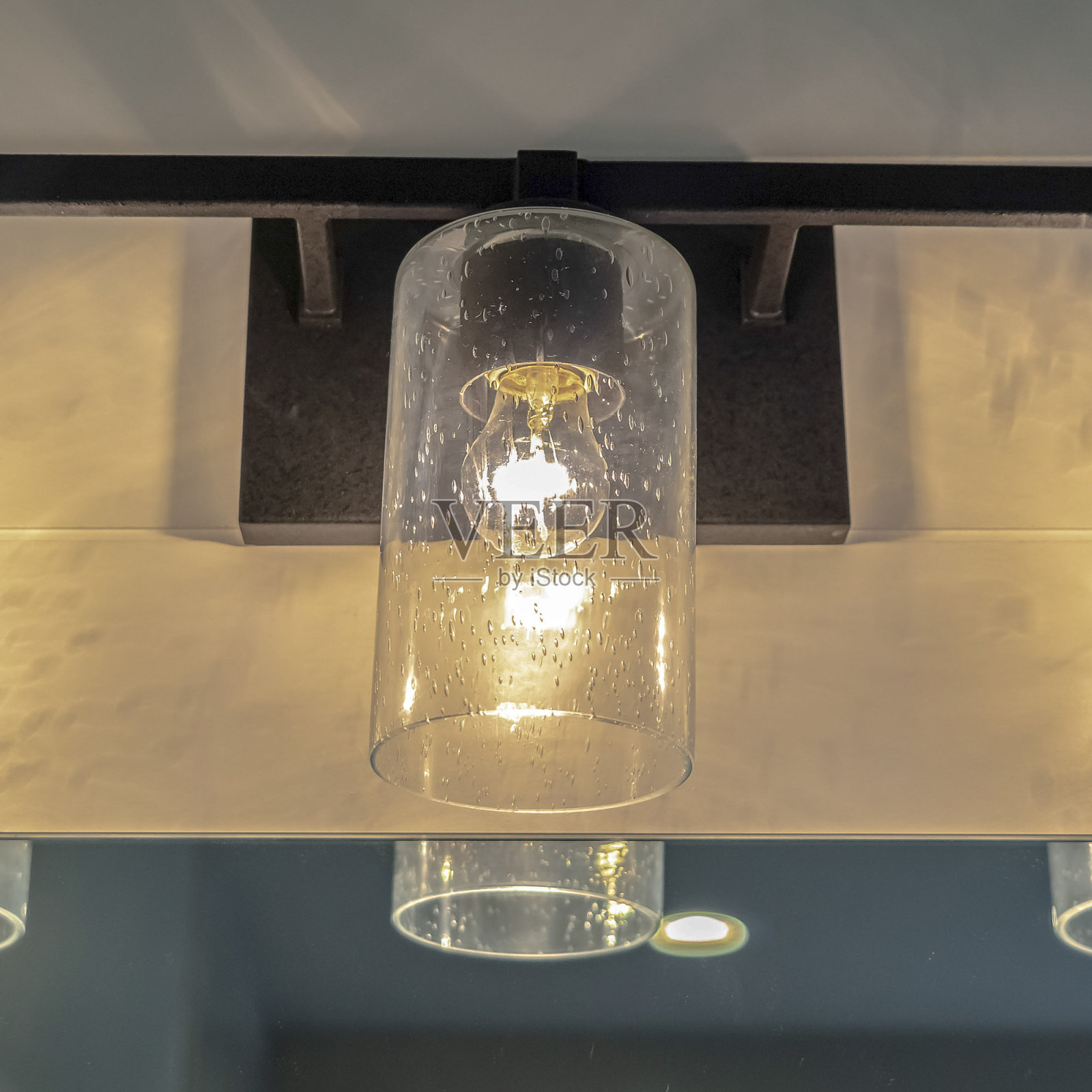 广场近景的现代浴室镜子灯照片摄影图片