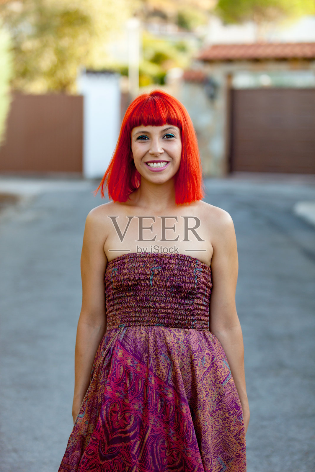 迷人的红发女人穿着漂亮的裙子照片摄影图片