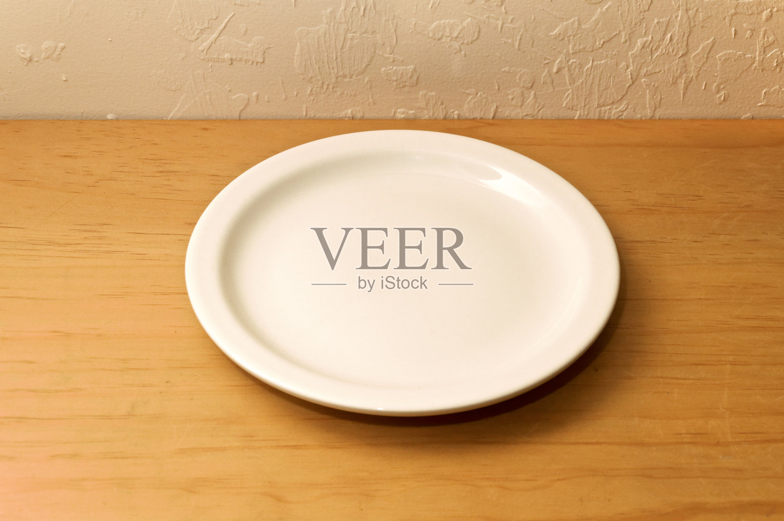 靠墙的木质柜台上的空陶瓷板照片摄影图片