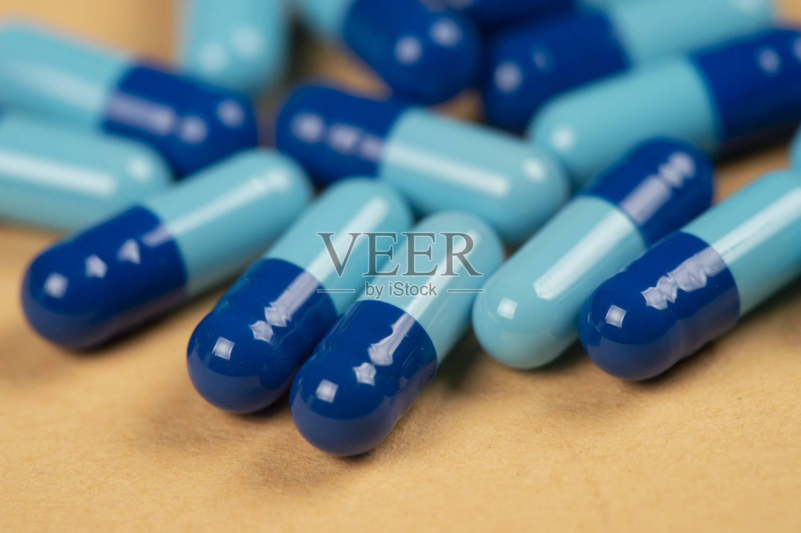 药片胶囊和两种蓝色照片摄影图片