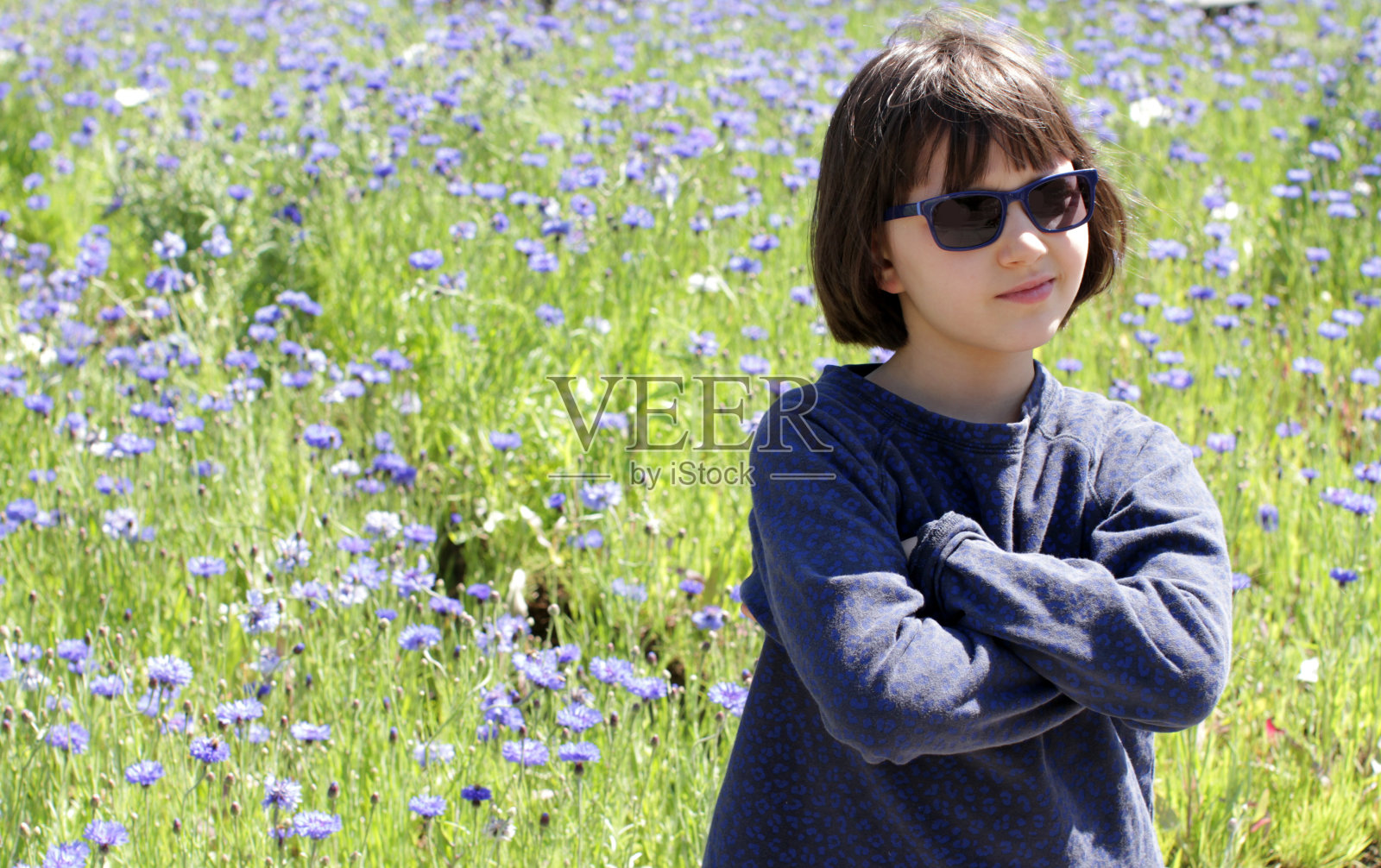 快乐的孩子享受放松的阳光，观察大自然的春天照片摄影图片