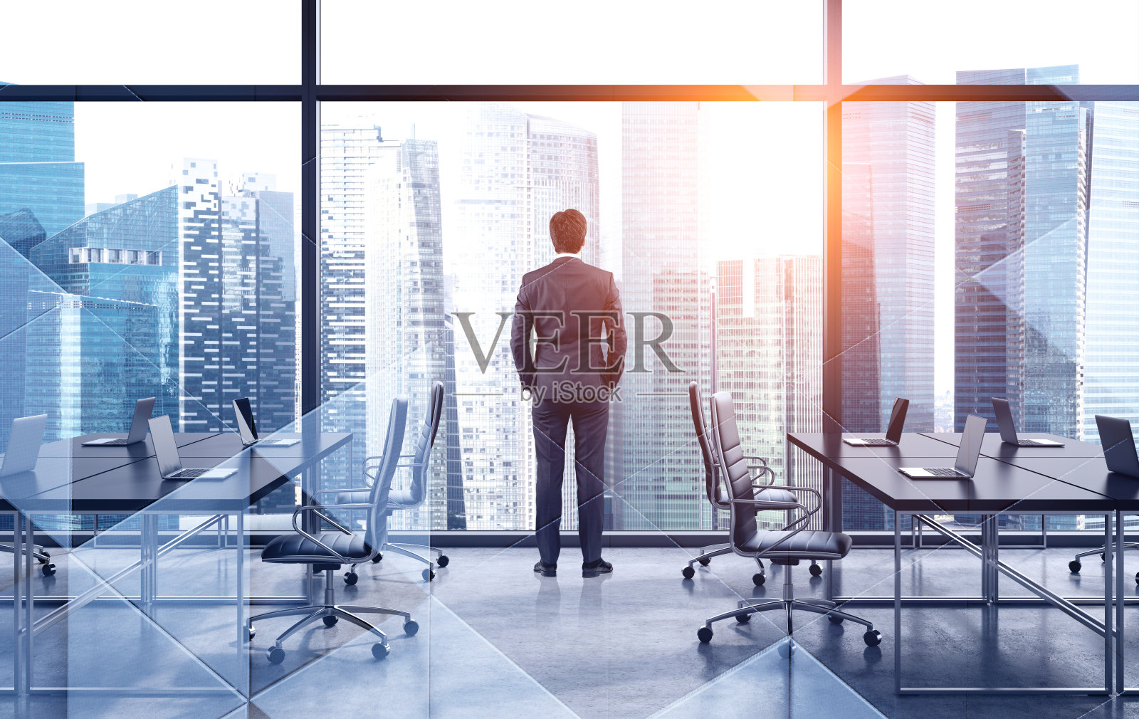 商业领袖关注城市，进行头脑风暴照片摄影图片