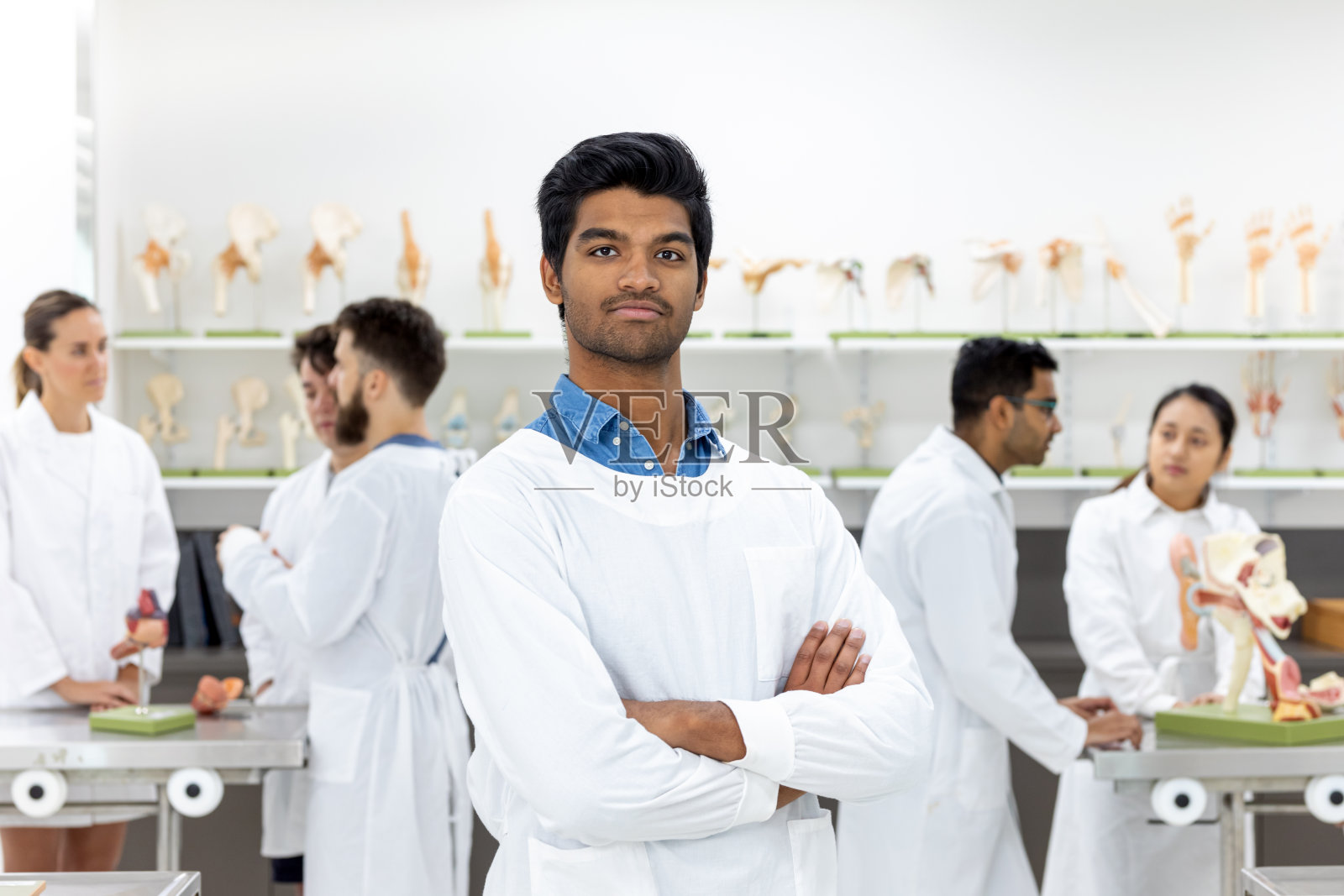 年轻的印度男医科学生的肖像照片摄影图片