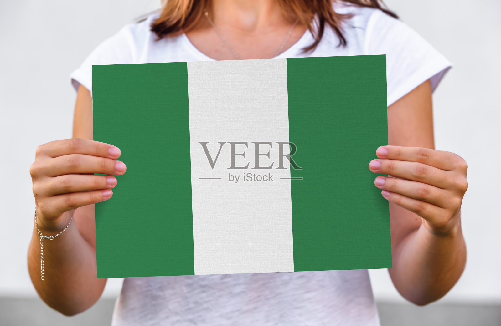 一名妇女举着尼日利亚国旗照片摄影图片