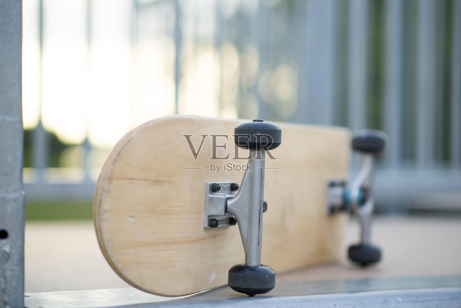 空白滑板躺在它的一边照片摄影图片