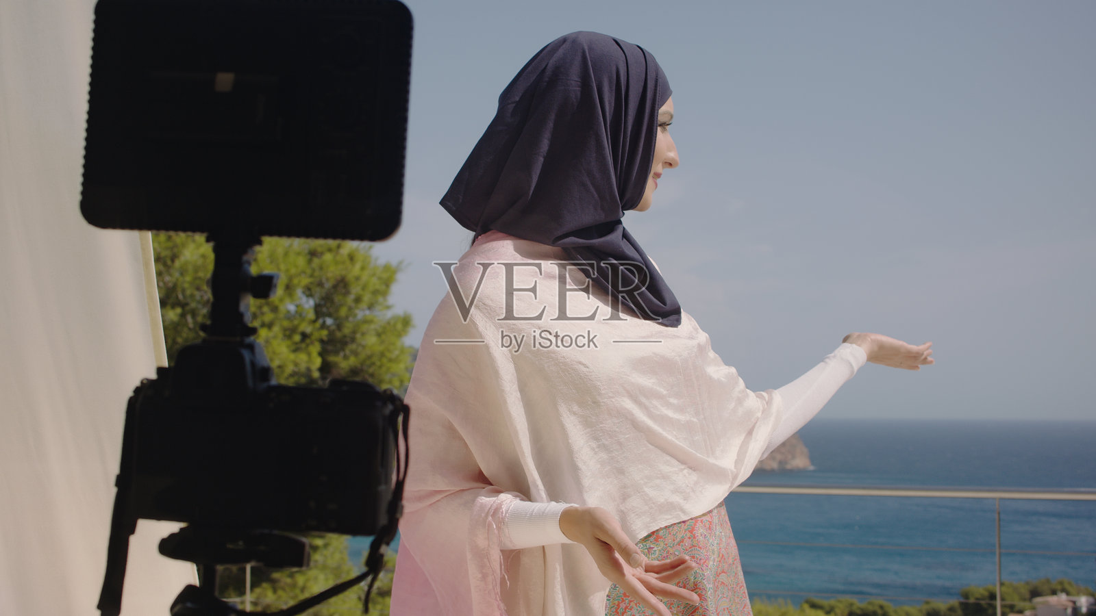 度假的穆斯林女视频博主照片摄影图片