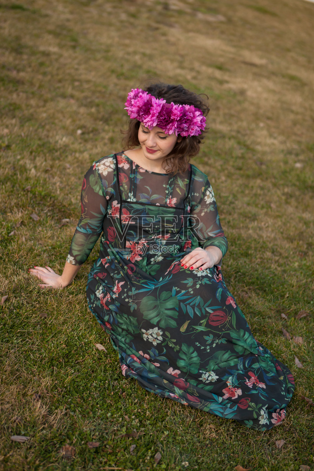 戴着花冠、曲线优美的女孩照片摄影图片