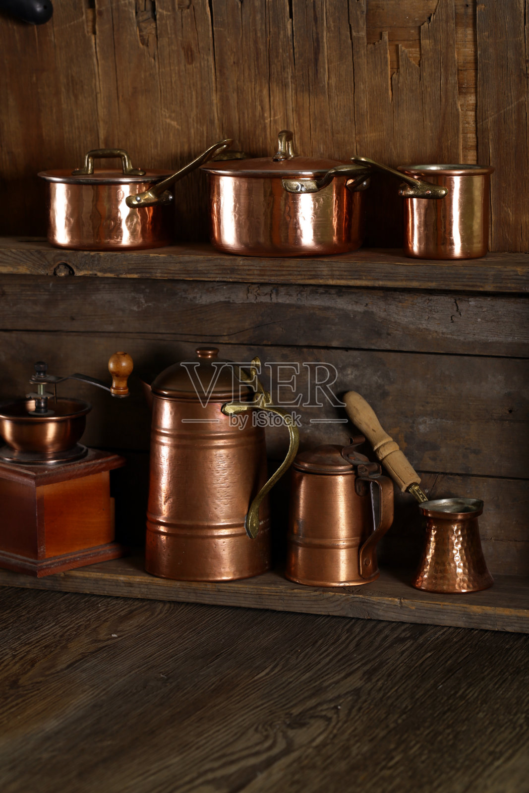 铜器皿，壶，杓和锅照片摄影图片