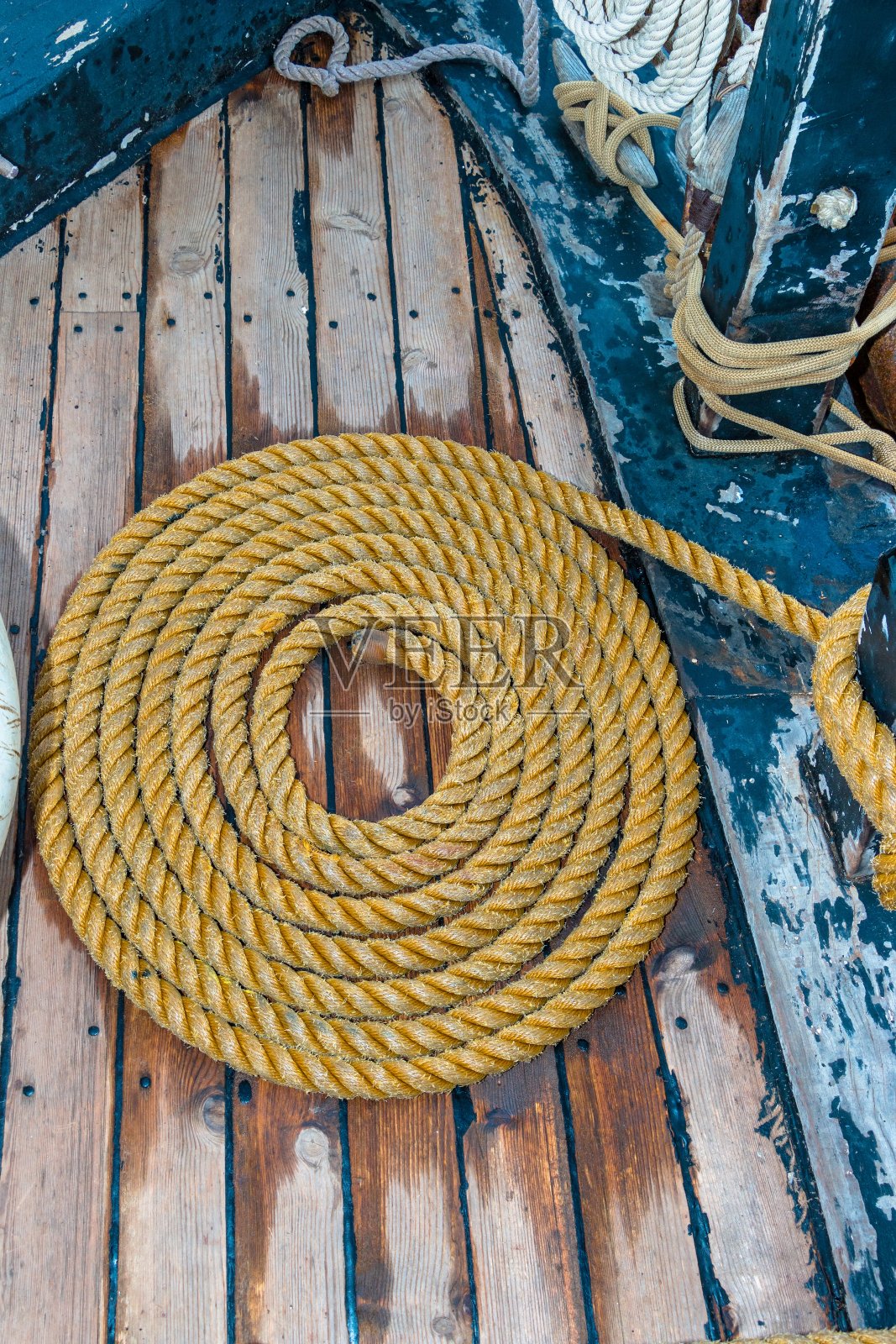 小心地把绳子盘成螺旋状照片摄影图片