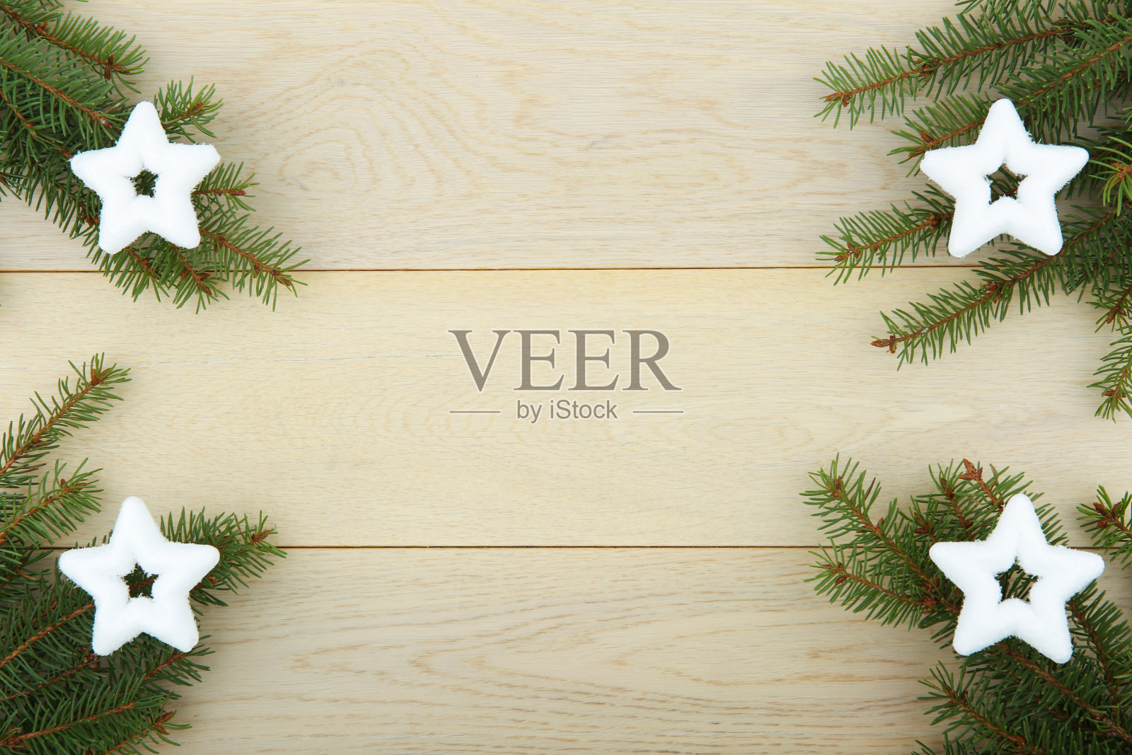 圣诞背景与圣诞树的树枝在一个轻木制表面与复制空间照片摄影图片