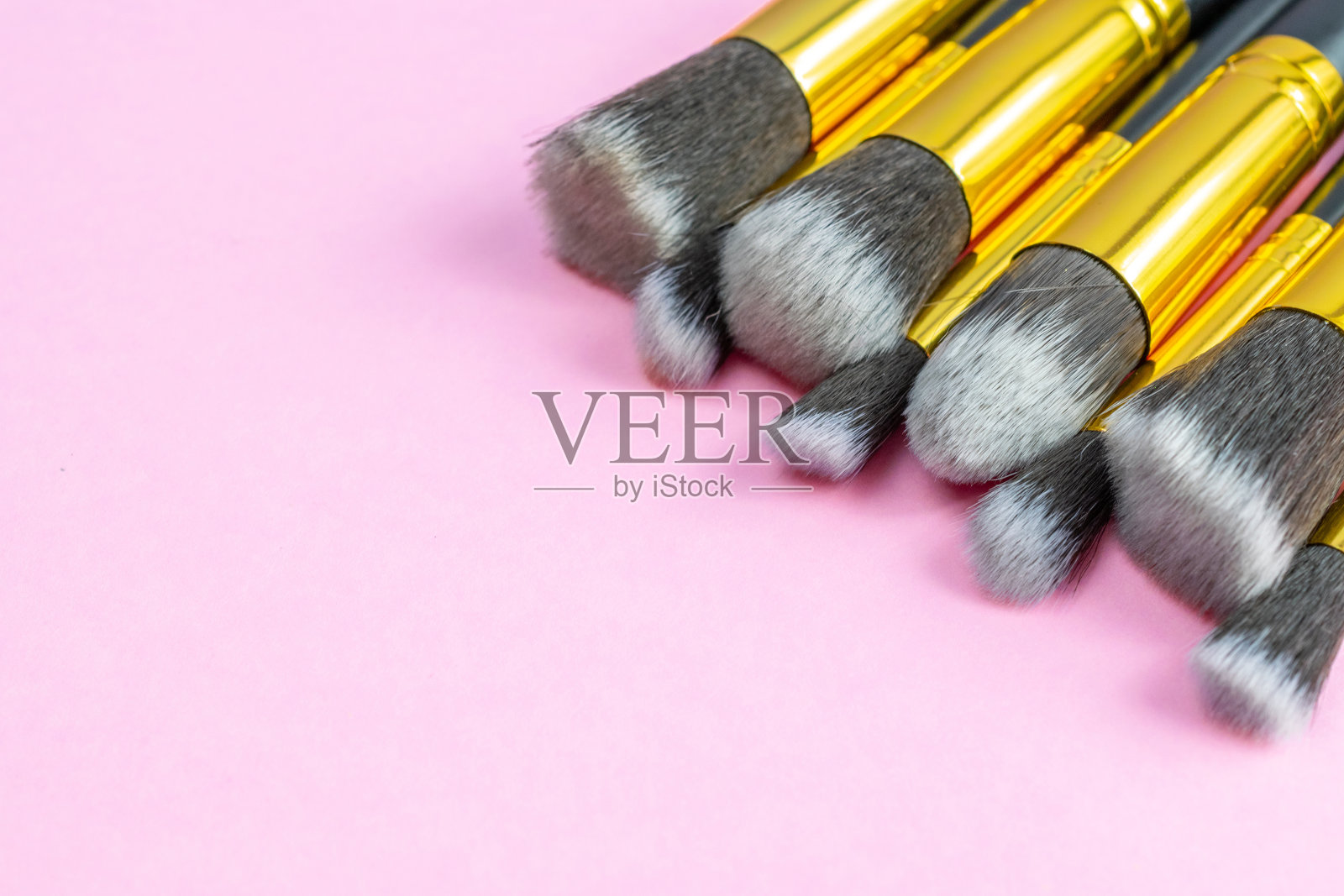 化妆刷粉隔离在粉红色与复制空间。美米照片摄影图片