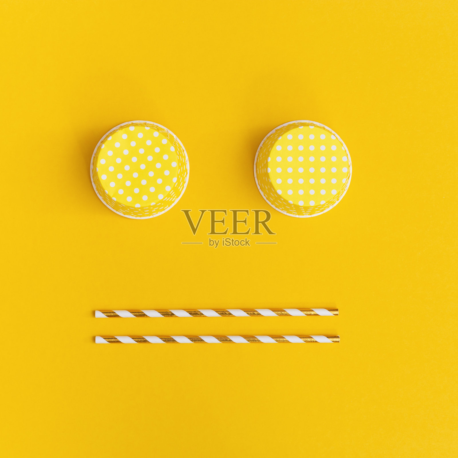 明亮的黄色背景与悲伤的笑脸从纸喝吸管和杯子。前视图。创意多彩的贺卡。照片摄影图片