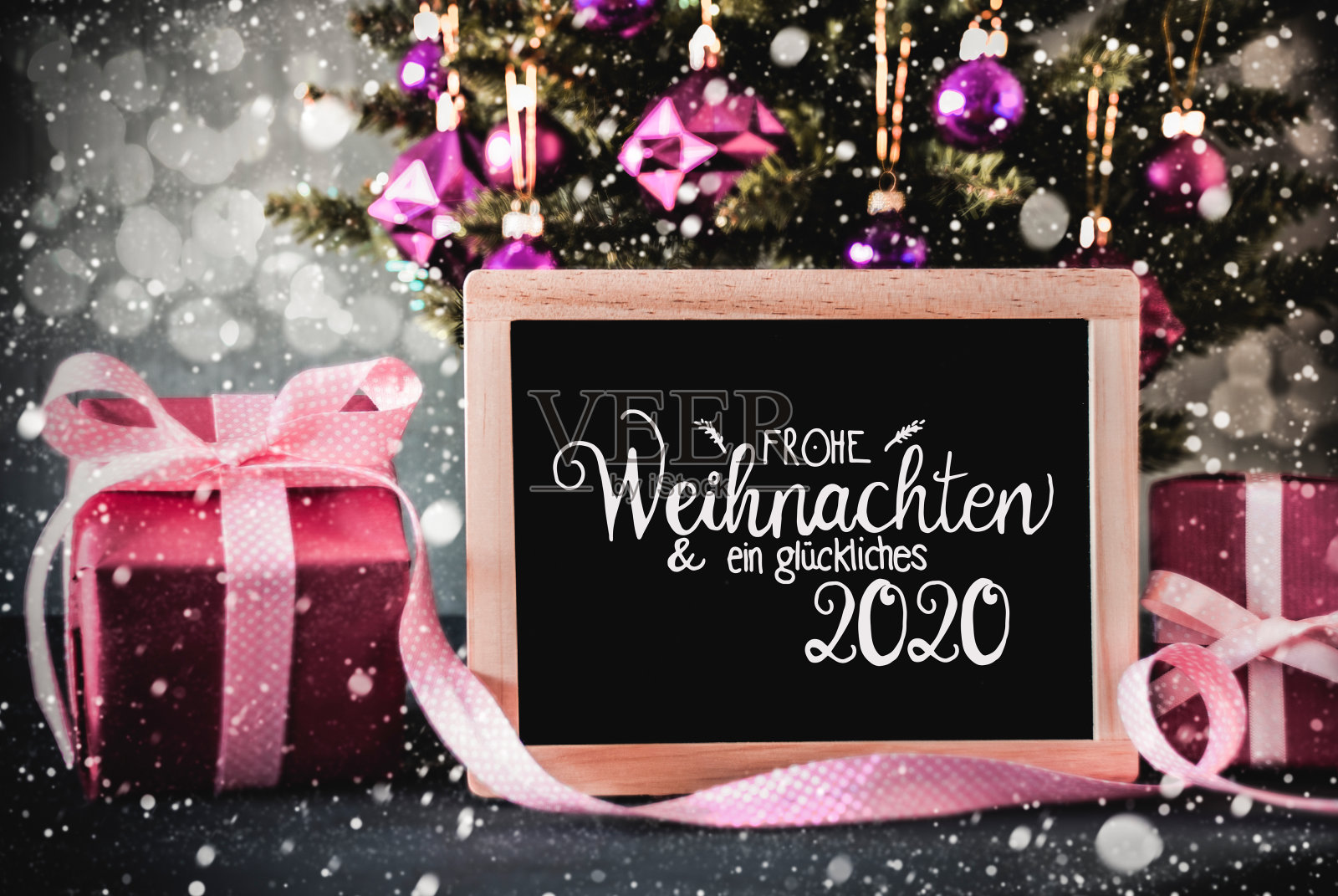 圣诞树，粉色礼物，Bokeh, Glueckliches 2020意味着快乐2020，球照片摄影图片