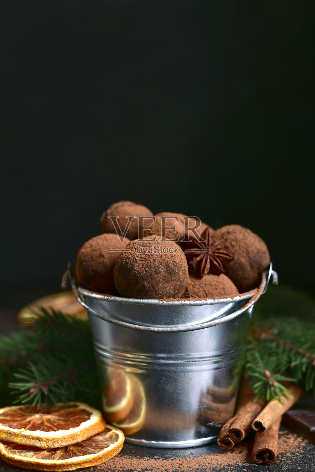 自制巧克力松露配橘子和冬季香料照片摄影图片