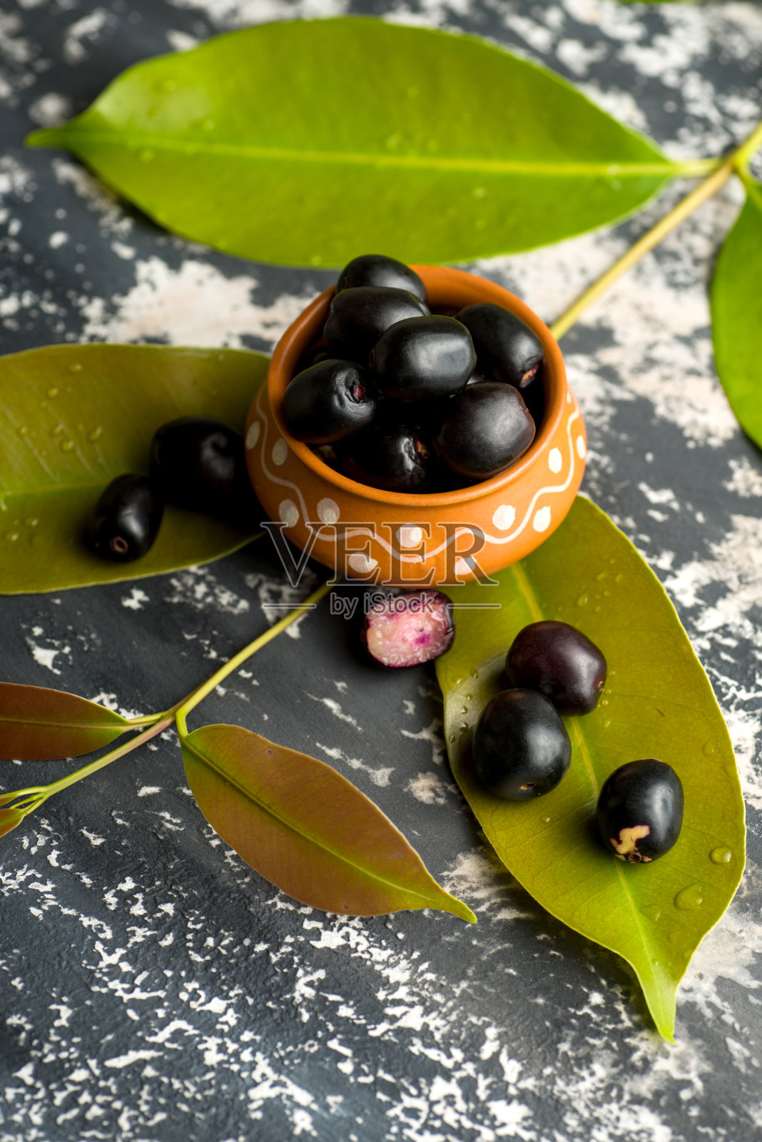 柚子或柚子或柚子，爪哇李子叶上有石纹背景。照片摄影图片