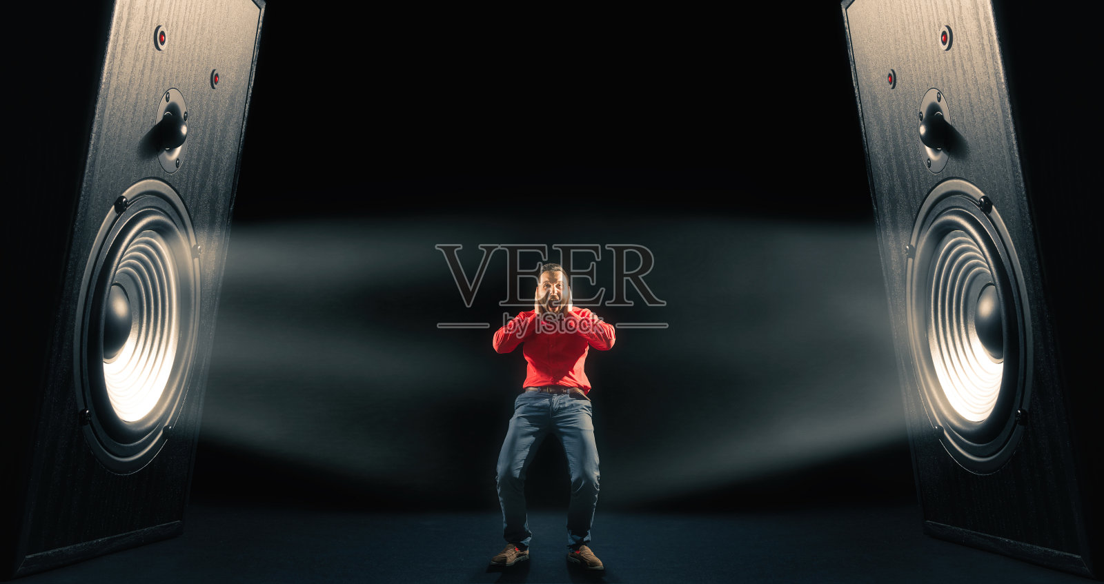 强大的声波与有趣的声音扬声器和尖叫的人。照片摄影图片