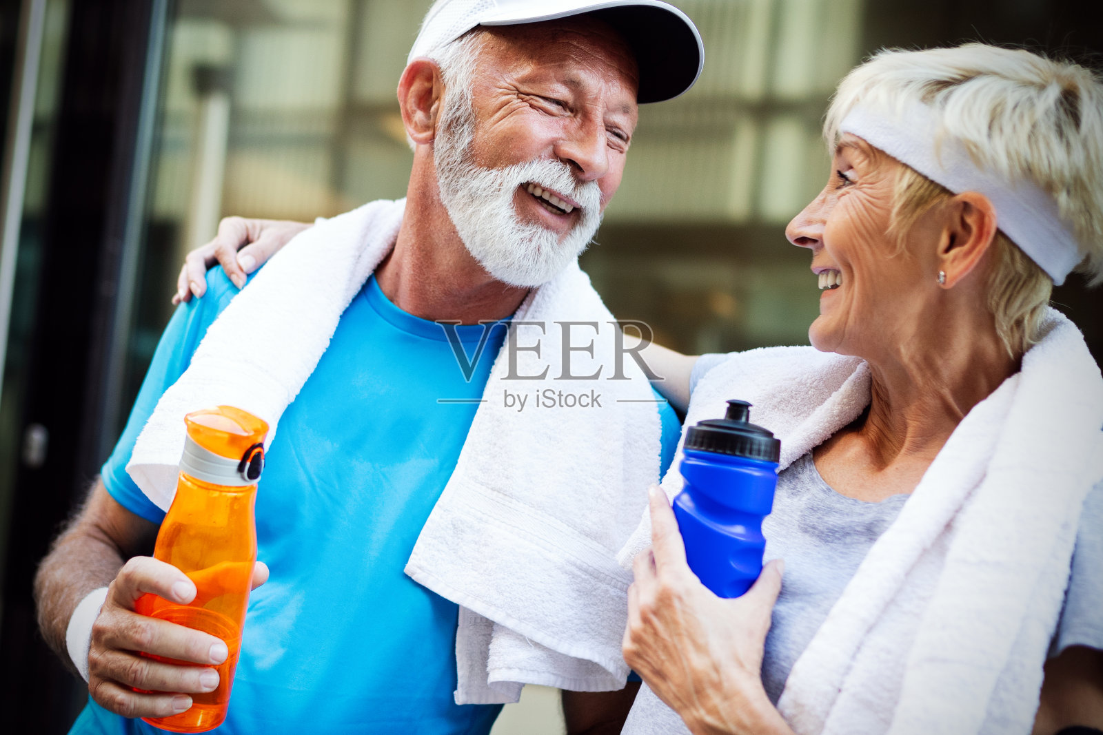 成熟的夫妇喝水来补充能量和水合物照片摄影图片