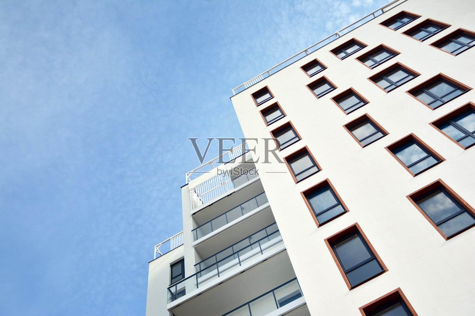 现代和新的公寓大楼。多层现代，新的和时尚的居住大楼的公寓。照片摄影图片