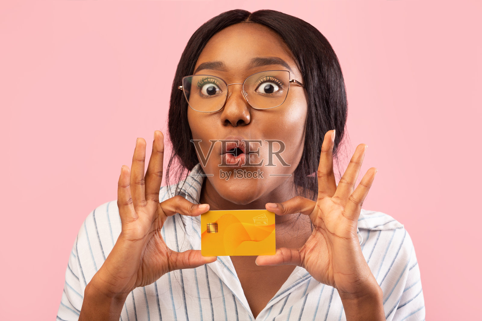 有趣的非裔美国妇女显示信用卡，摄影照片摄影图片