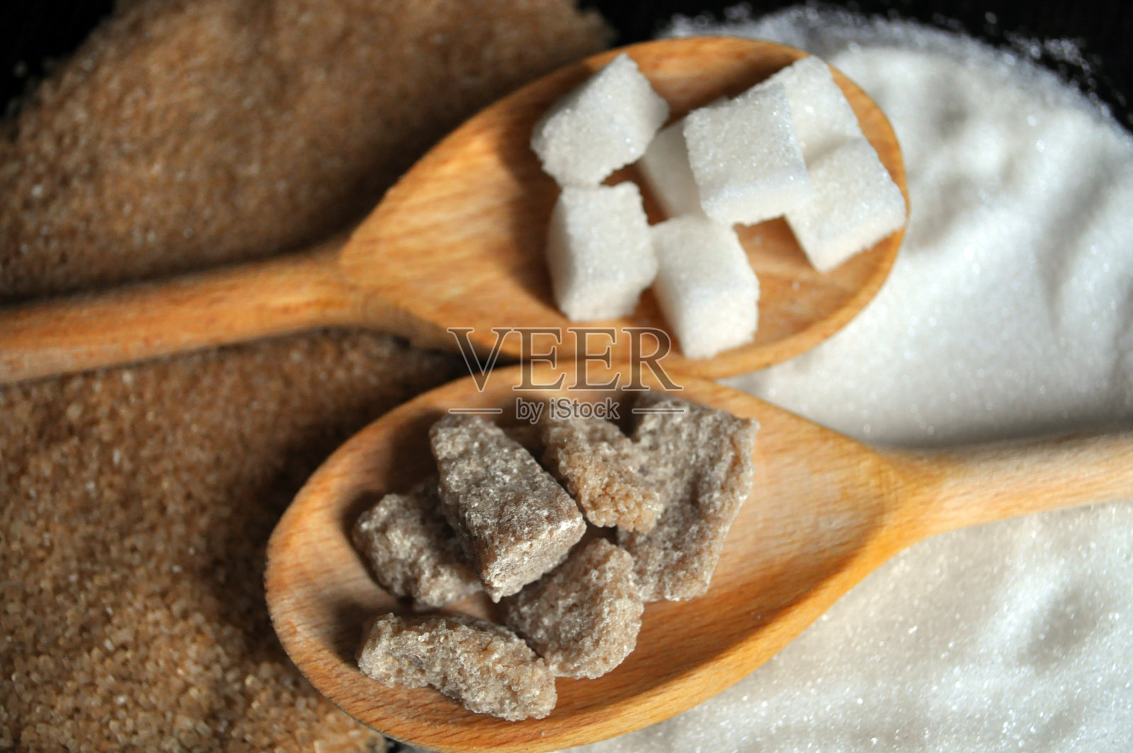 白色和棕色结晶糖。白糖和红糖切成块照片摄影图片