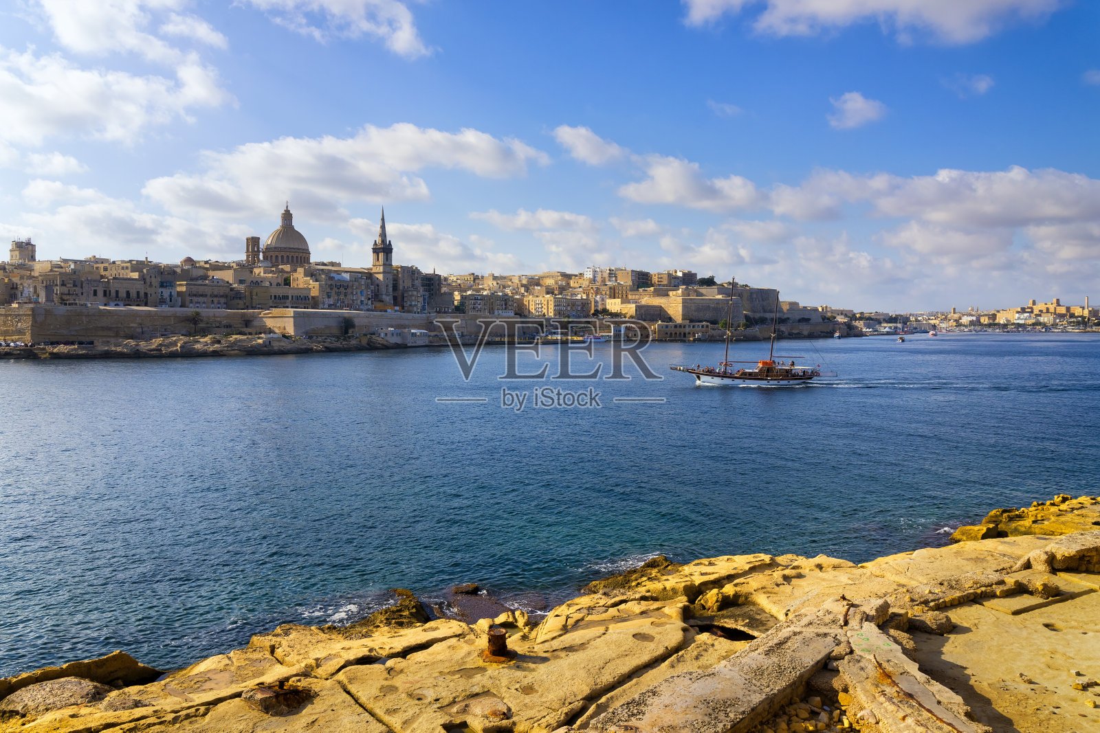 马耳他-地中海旅游目的地，马萨塞特港和瓦莱塔与圣保罗大教堂照片摄影图片