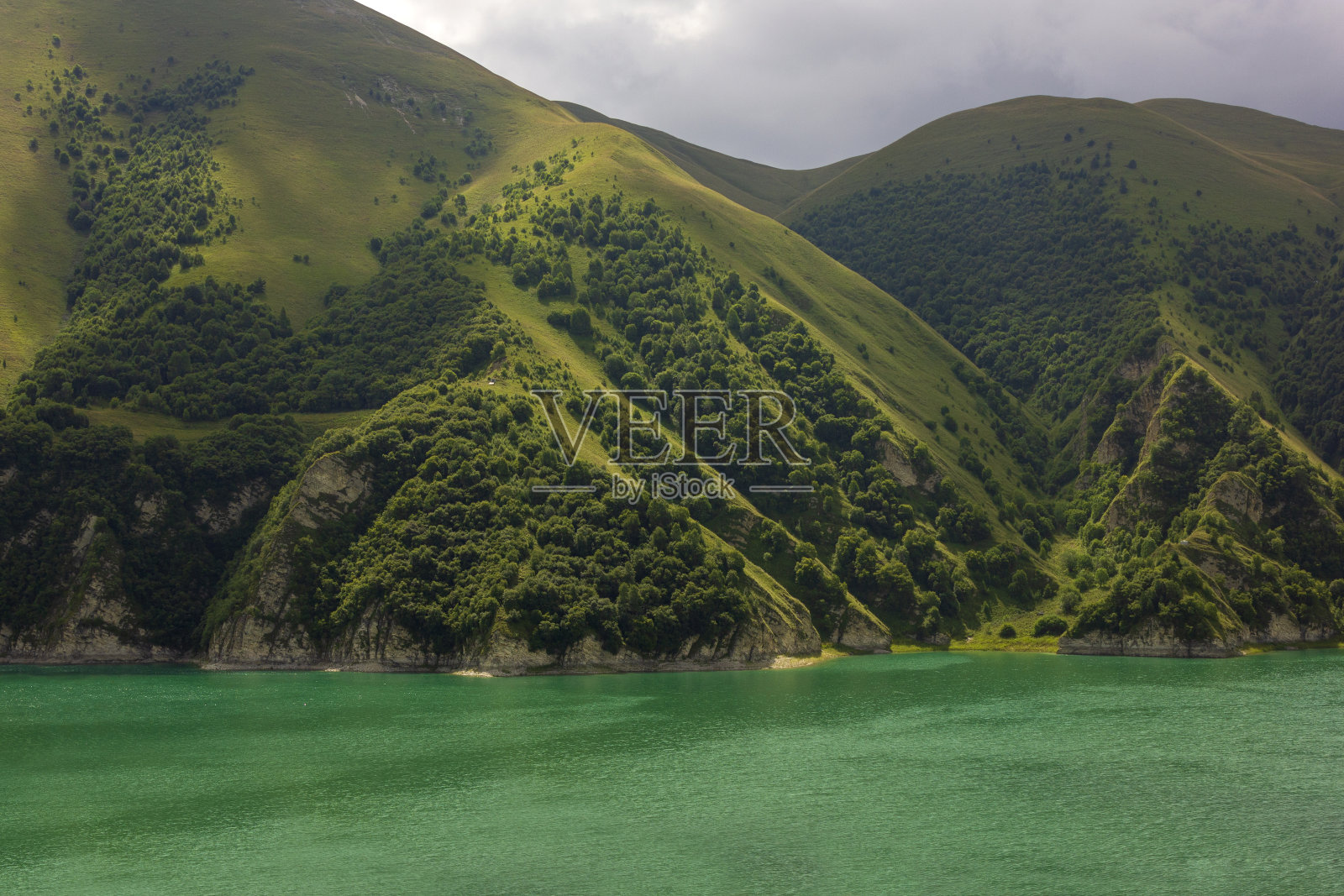美丽的高山湖泊Kezenoy Am或Kezenoyam在车臣共和国在俄罗斯照片摄影图片