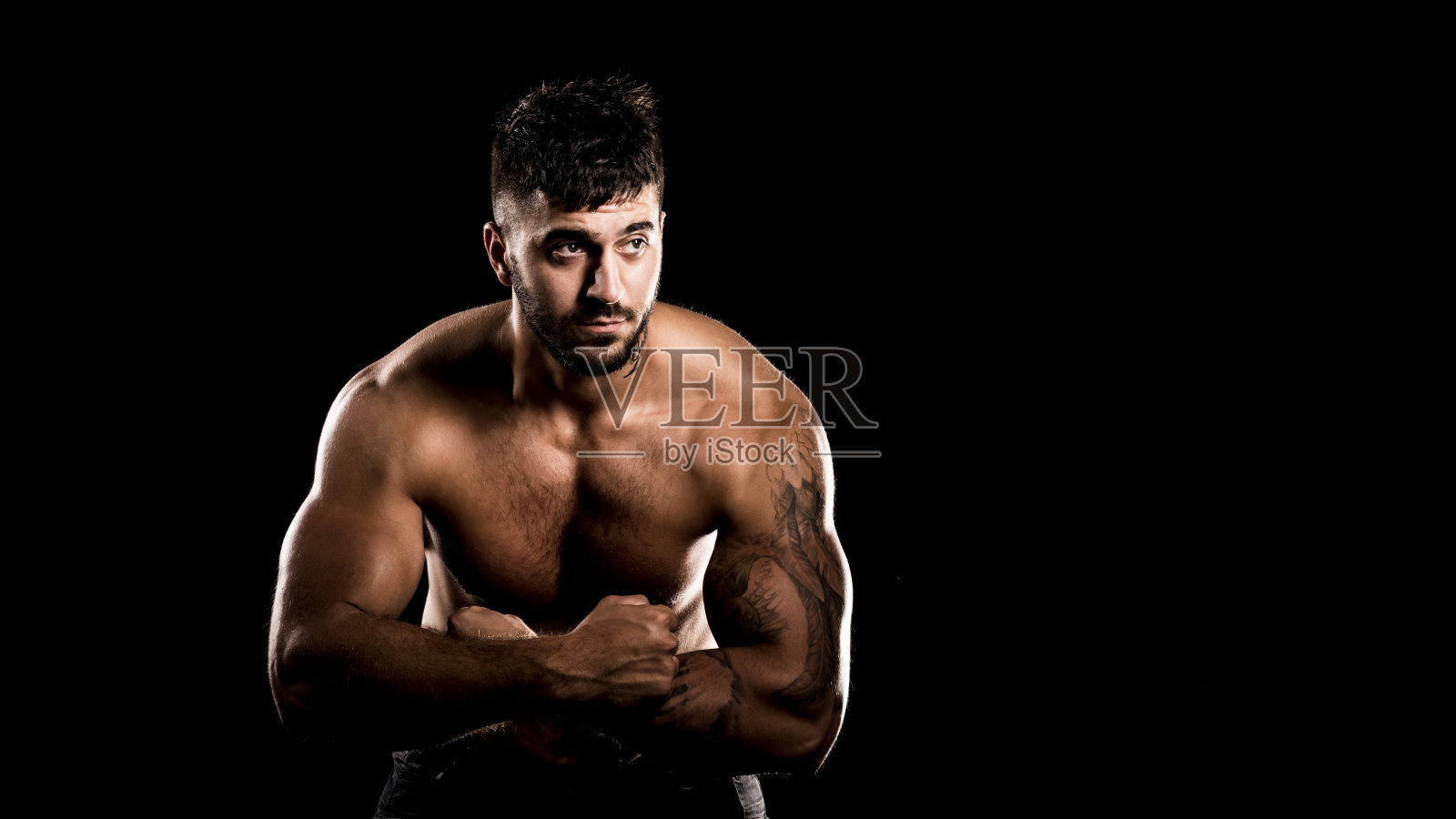 健美姿势，运动男子男性力量，健身肌肉男子，Spot概念拷贝空间，黑暗背景照片摄影图片