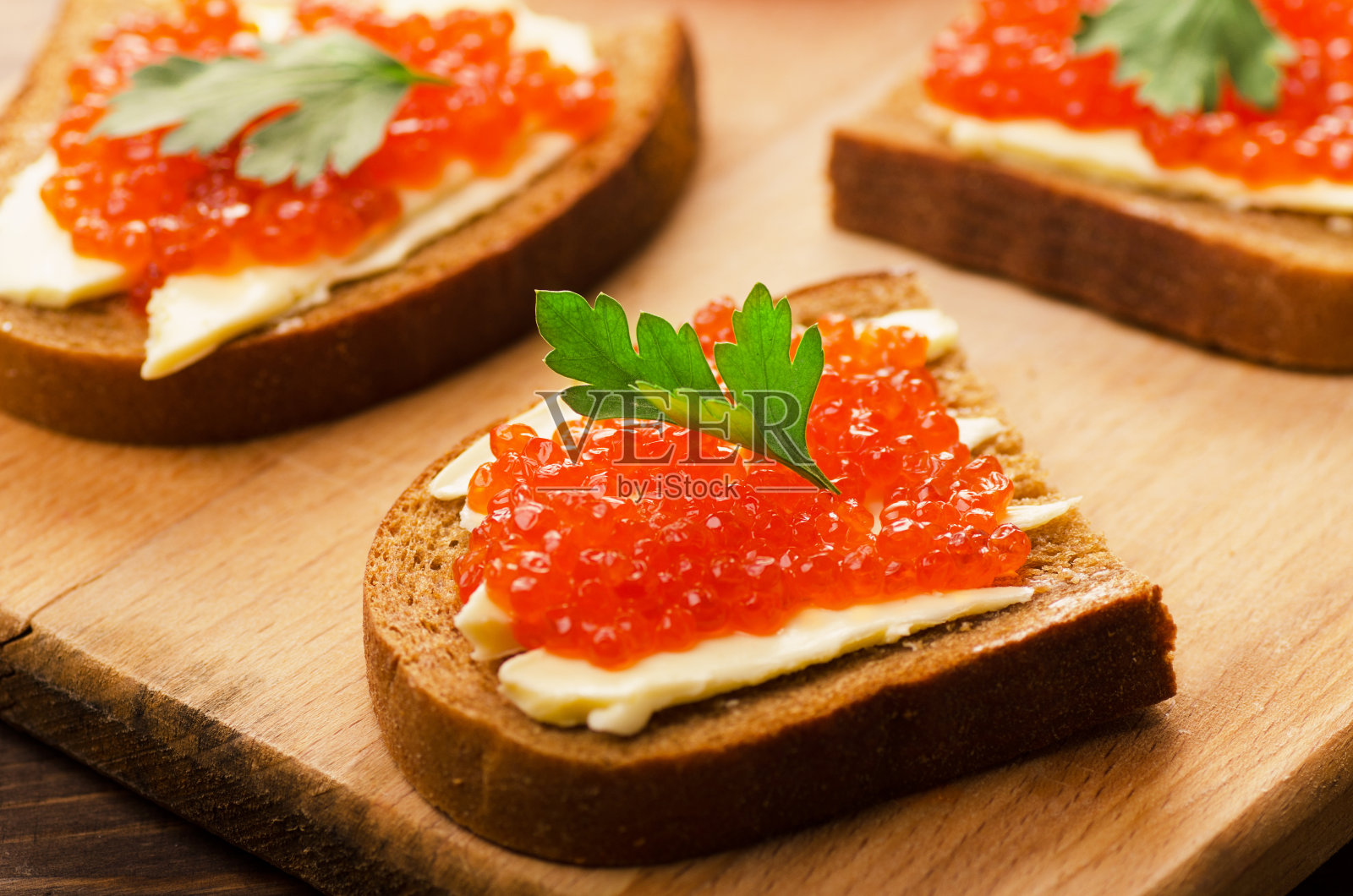 红鱼子酱三明治照片摄影图片