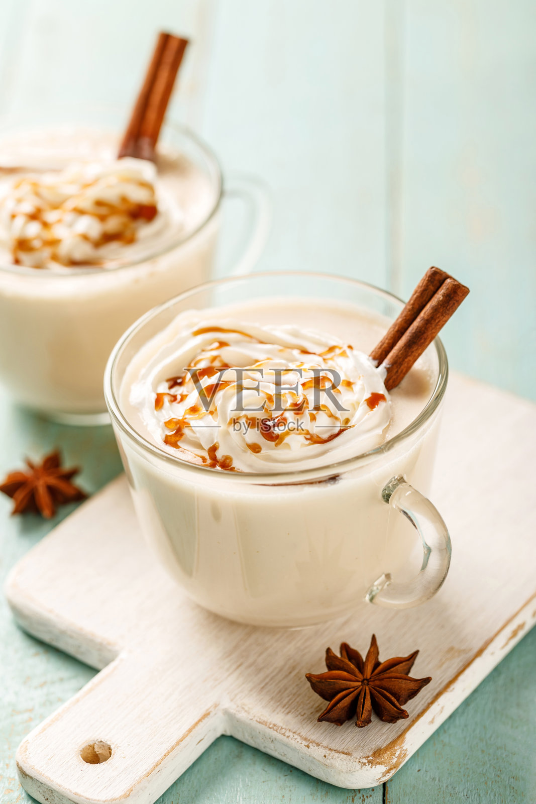 蛋酒。传统圣诞饮品，五香蛋奶鸡尾酒配奶油焦糖。照片摄影图片