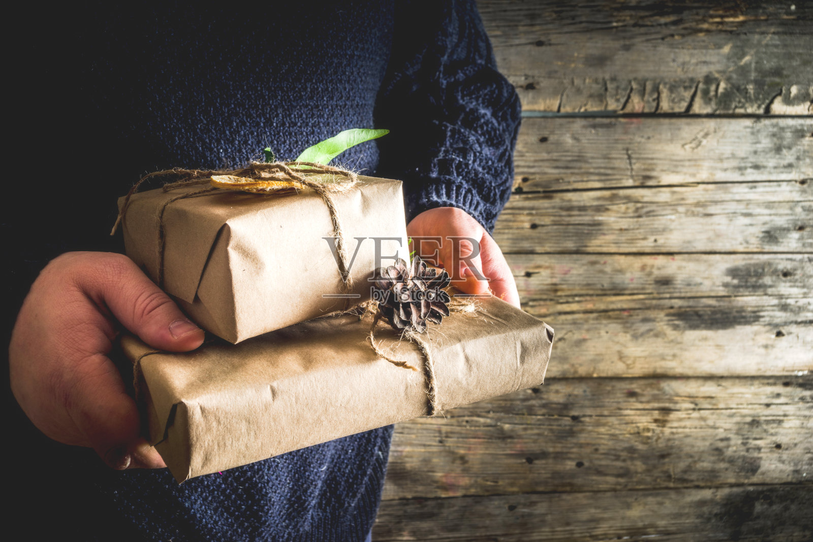 收集的圣诞礼盒与自然的乡村装饰照片摄影图片