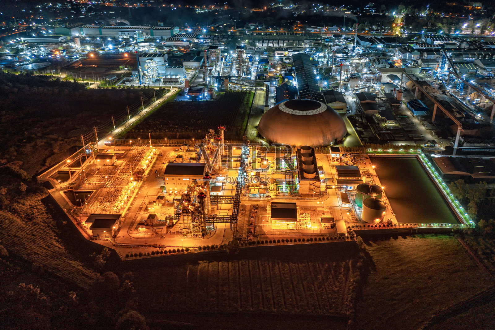 发电厂变电所照明，外向型造纸包装及瓦楞纸夜间工业照片摄影图片